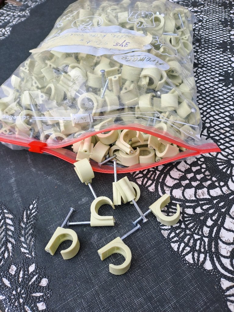 te koop 375 stuks spijker clips  en rest partijtje beugels, Ophalen of Verzenden, Nieuw, Overige typen
