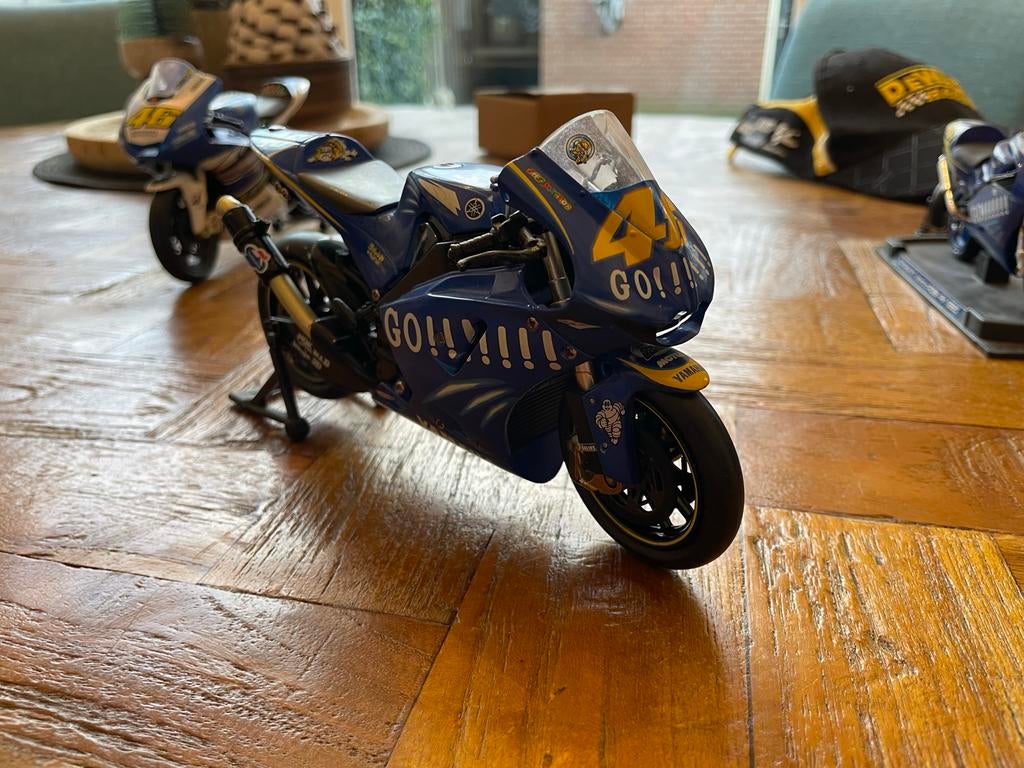 Schaalmodel Valentino Rossi Yamaha YZR-M1 2005 1:12, Ophalen of Verzenden, Zo goed als nieuw, Motor