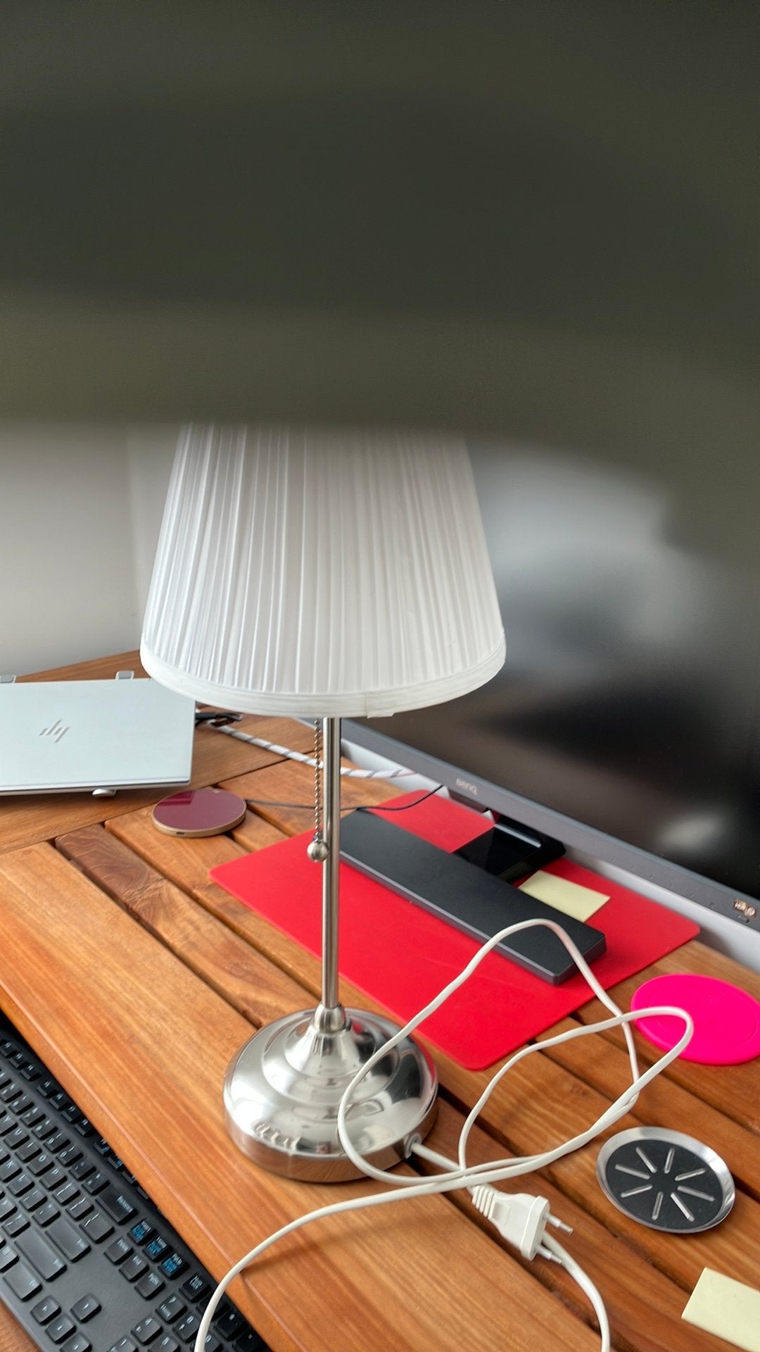Tafellamp met witte geplooide kap Ikea, Huis en Inrichting, Lampen | Tafellampen, Ophalen of Verzenden, Zo goed als nieuw, Metaal