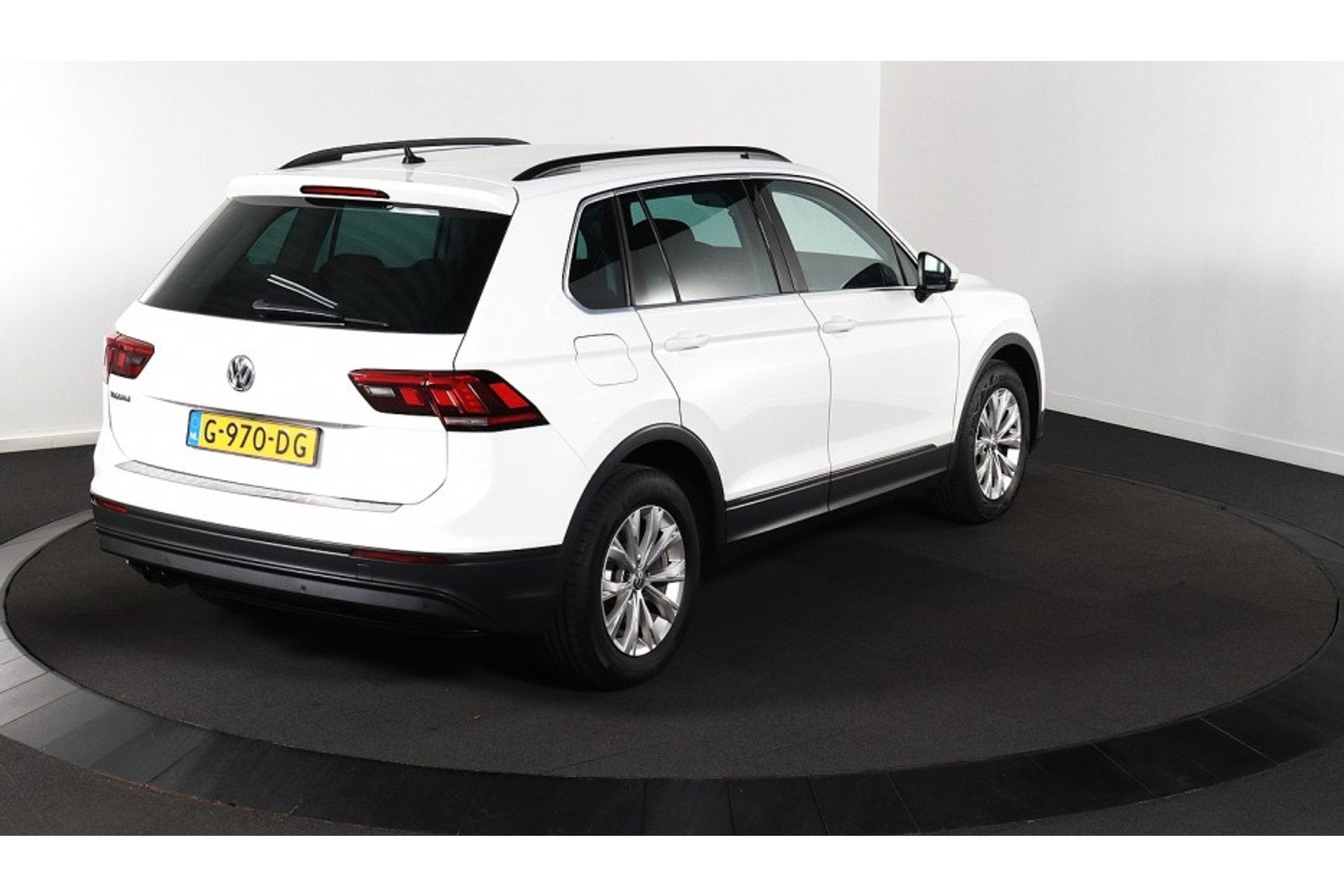 Volkswagen Tiguan 1.5 TSI Comfortline - Navi - Parkeerhulp -, Voorwielaandrijving, Dealer onderhouden, Stof, 4 cilinders