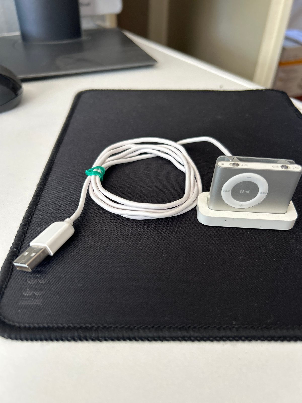 Apple iPod Shuffle 2e generatie met dock en kabel, Gebruikt, Shuffle, Zilver, Minder dan 2 GB