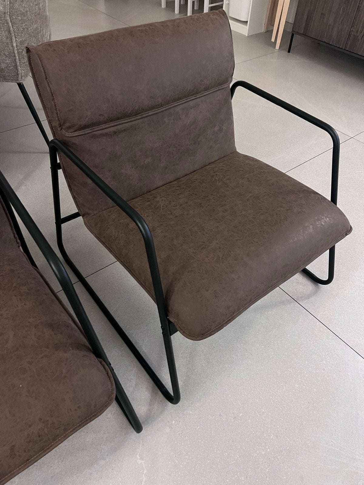 2x Bruine Fauteuil met Zwart Metalen Frame - Zeer Nette Staa, Ophalen, 75 tot 100 cm, Zo goed als nieuw, Metaal