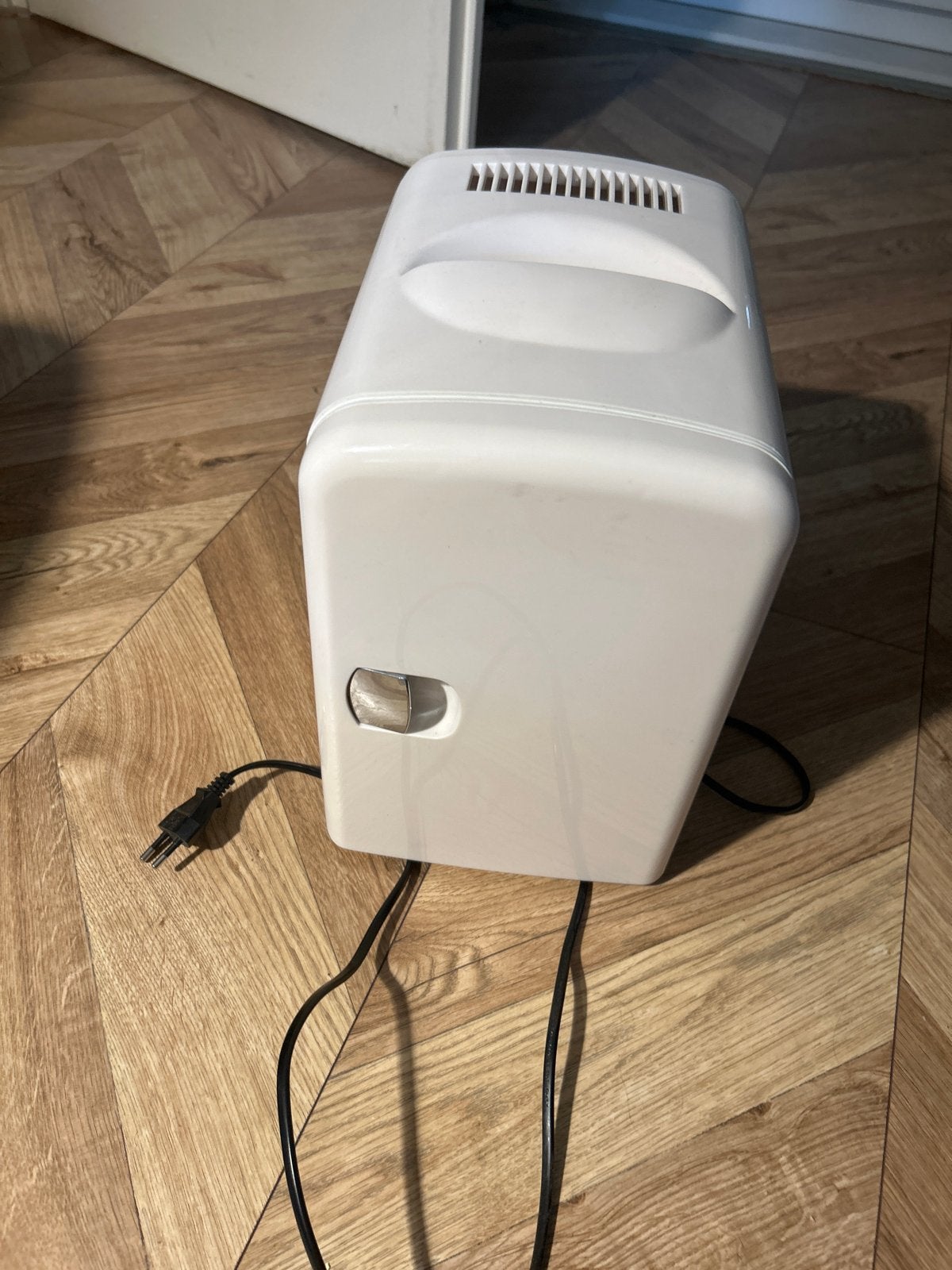 Witte mini koelkast 220V, Witgoed en Apparatuur, Koelkasten en IJskasten, Gebruikt, Zonder vriesvak, Minder dan 75 liter, Minder dan 85 cm
