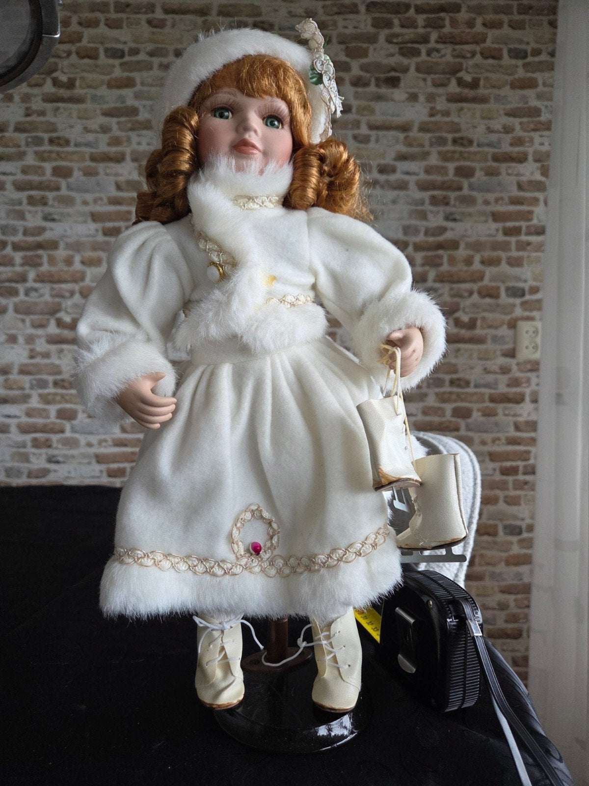 Vintage porseleinen pop in winteroutfit met schaatsen, Ophalen of Verzenden