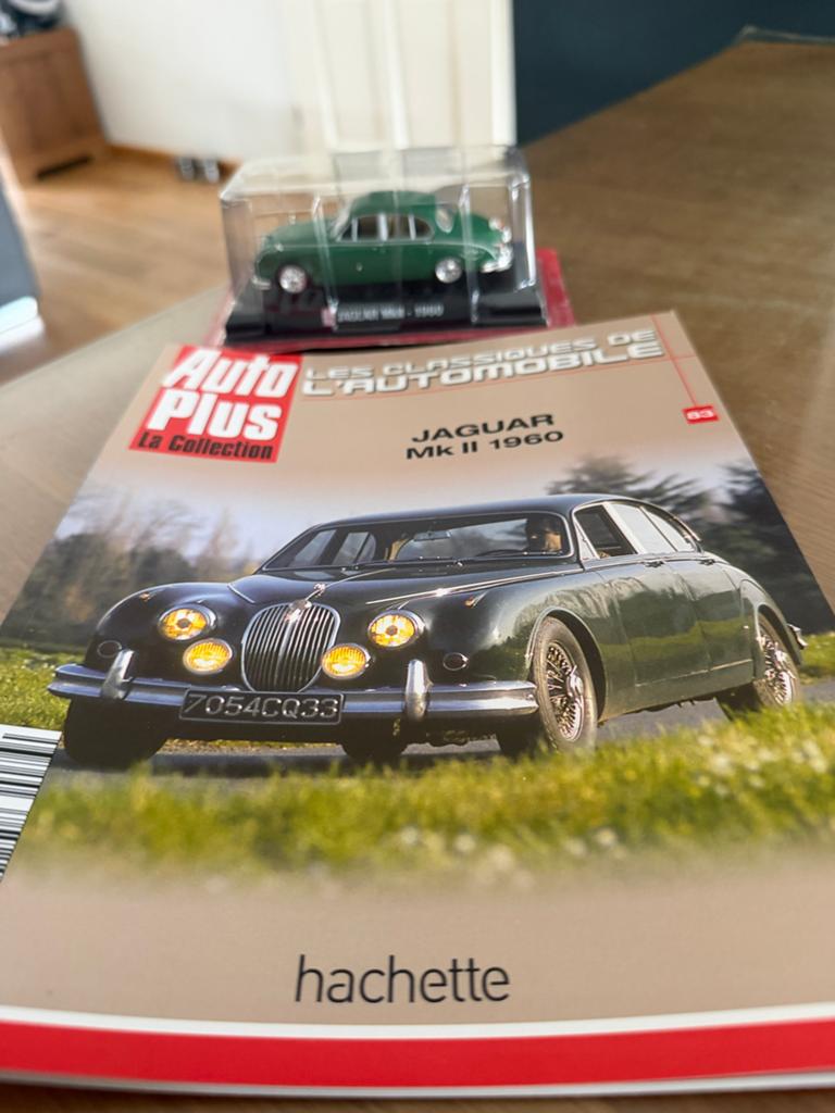 Jaguar Mk II 1960 modelauto met magazine, Ophalen of Verzenden, Zo goed als nieuw, Auto, Overige merken