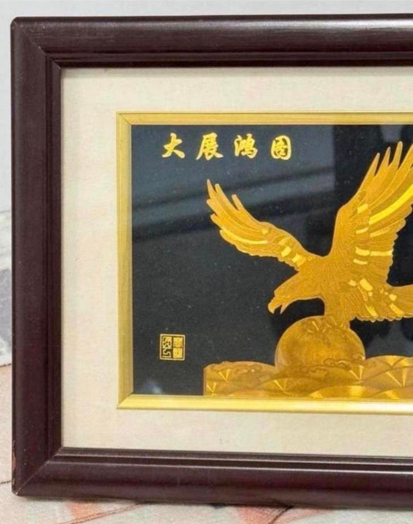 Chinees kunstwerk ingelijst gouden adelaar reliëf bladgoud, China, Ophalen of Verzenden, Ingelijst