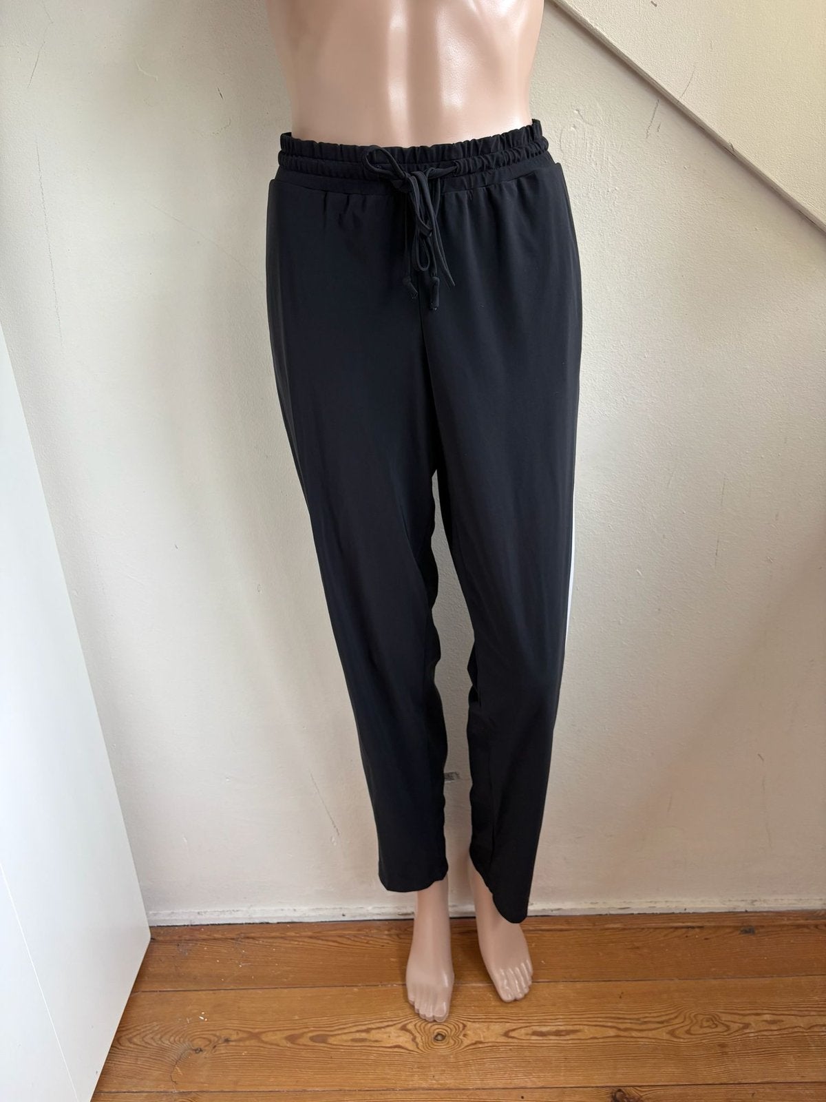 Ladress travelstof broek jogger maat L zwart wit met bies, Maat 38/40 (M), Zwart, Ophalen of Verzenden, Zo goed als nieuw