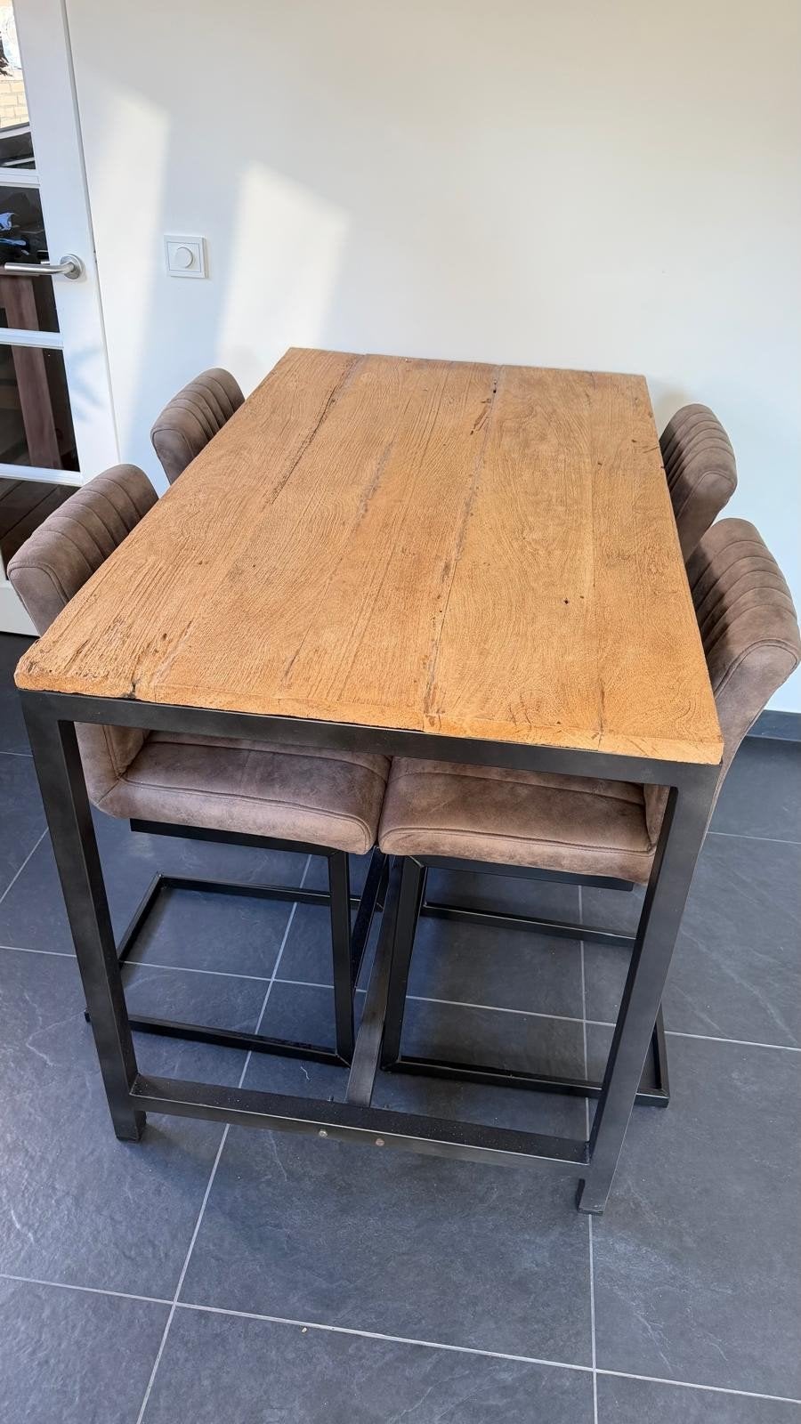 Bartafel met 4 barkrukken - robuust en stijlvol