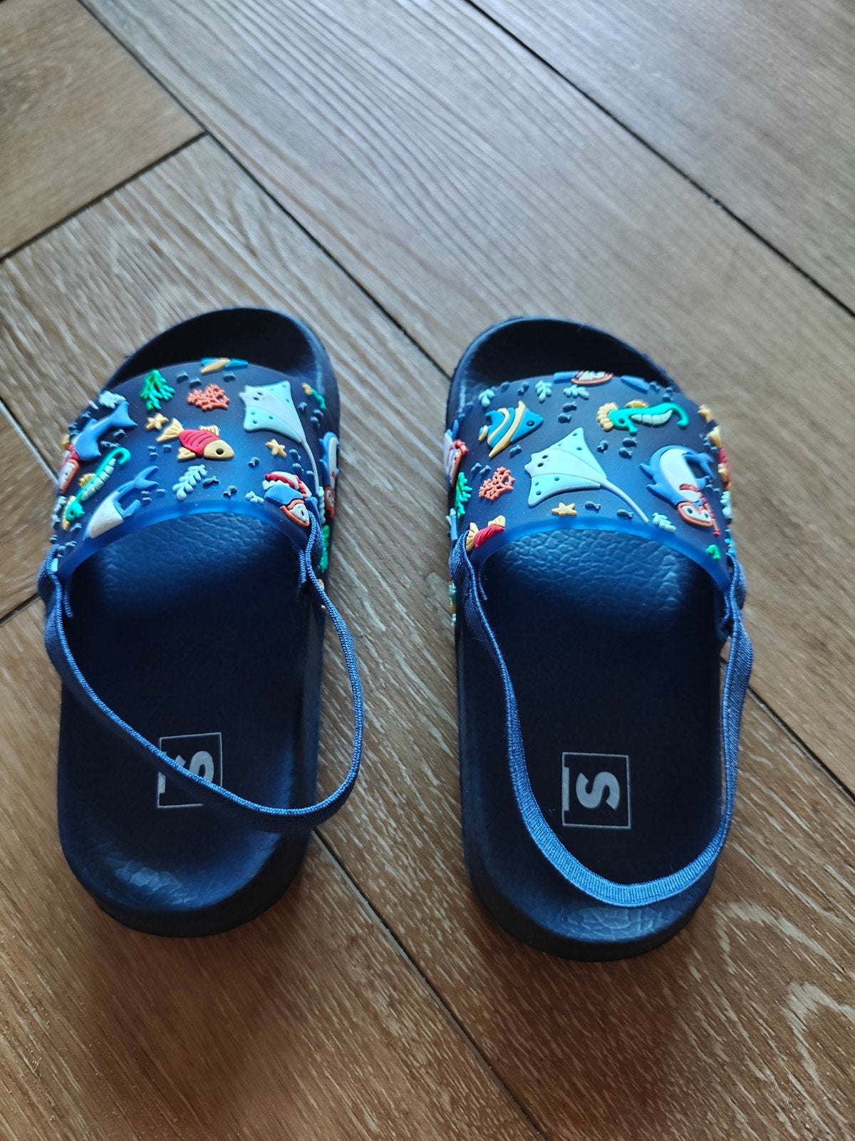 Leuke slippers voor kinderen - Maat 24, Kinderen en Baby's, Kinderkleding | Schoenen en Sokken, Gebruikt, Jongen of Meisje, Overige typen