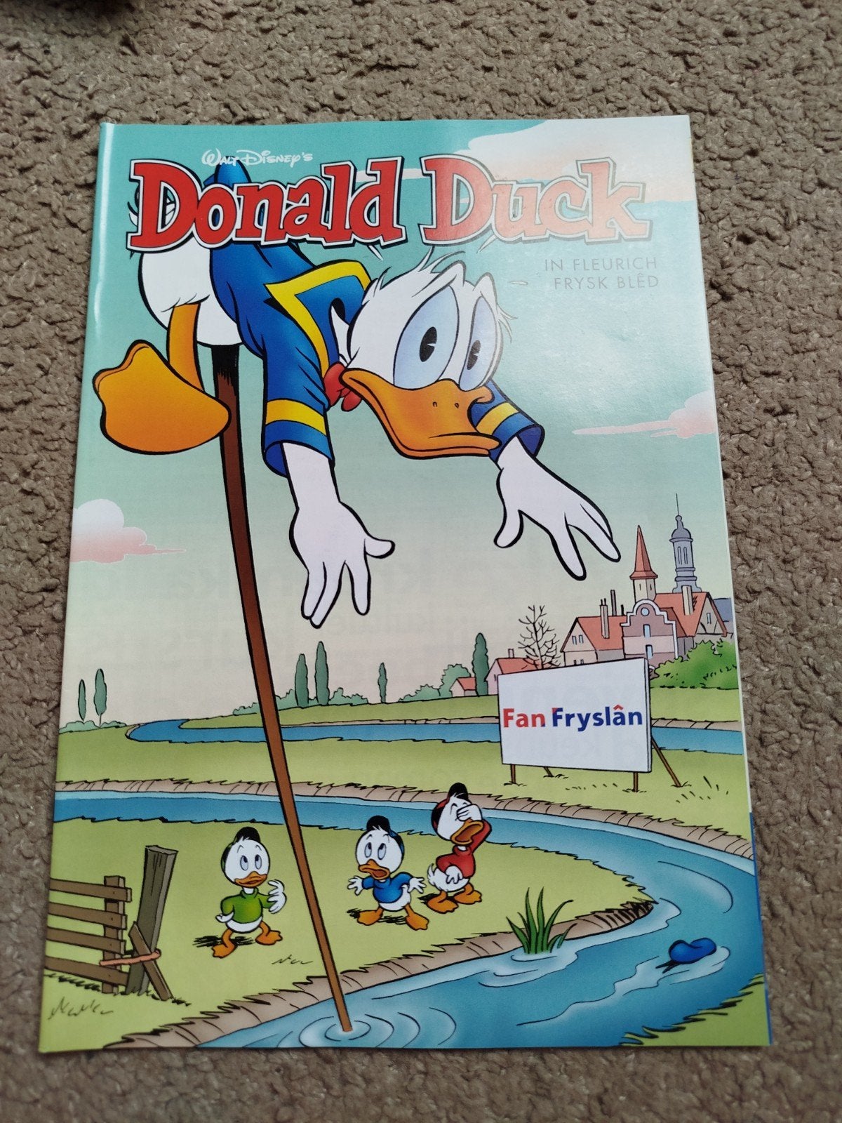 Donald Duck: In Fleurich Frysk Bled (Friese uitgave), Boeken, Stripboeken, Ophalen of Verzenden, Zo goed als nieuw, Walt Disney