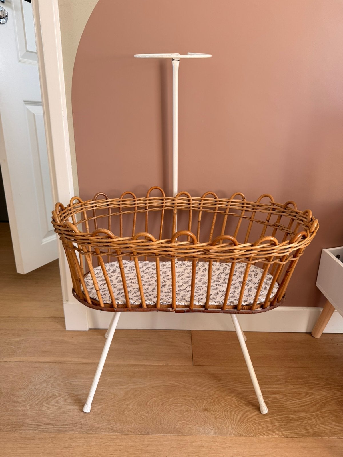Rotan vintage poppenwiegje, Ophalen, Gebruikt