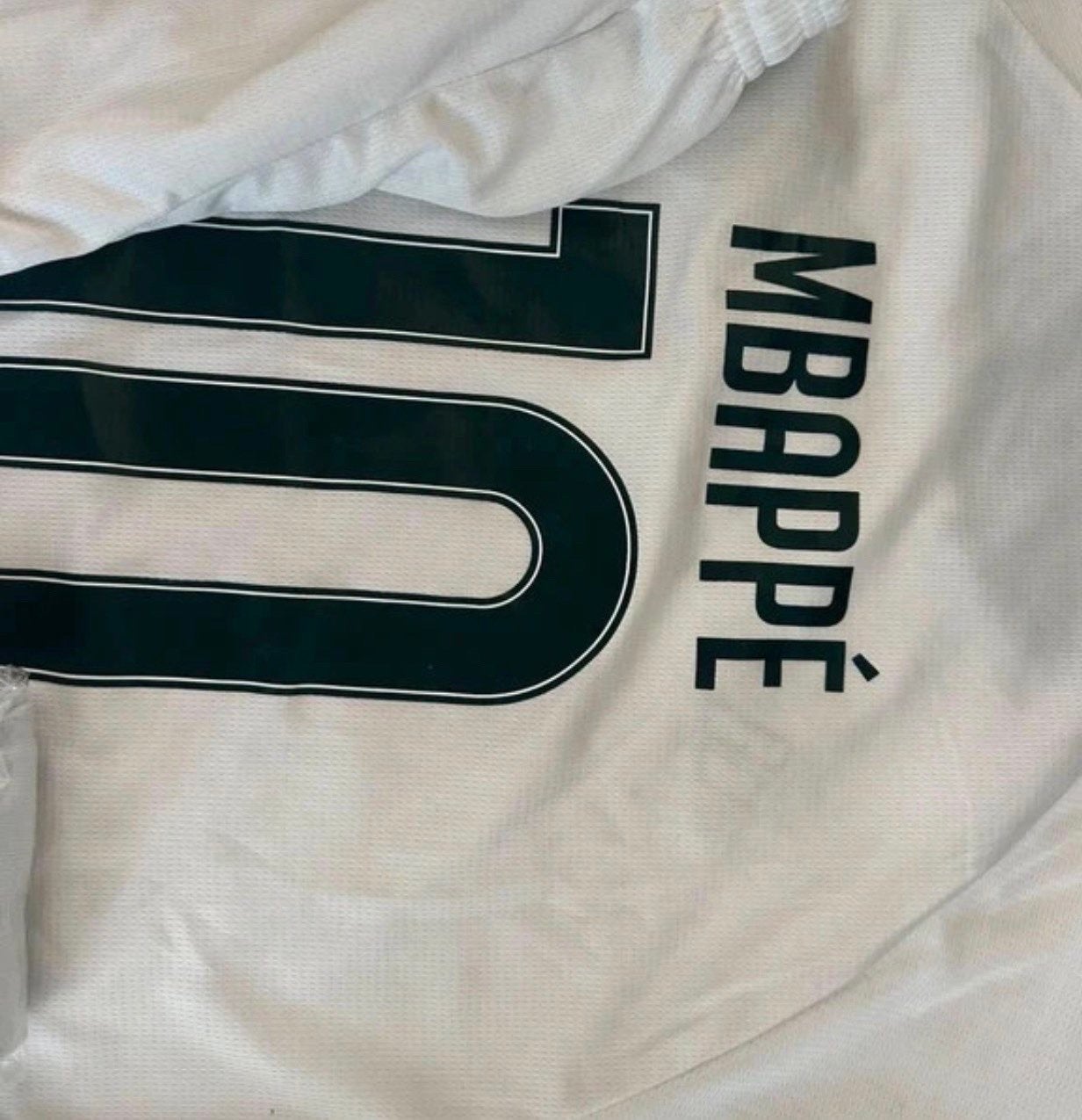 Mbappe Real Madrid thuisshirt set - Maat M, Sport en Fitness, Maat M, Ophalen of Verzenden, Nieuw, Set
