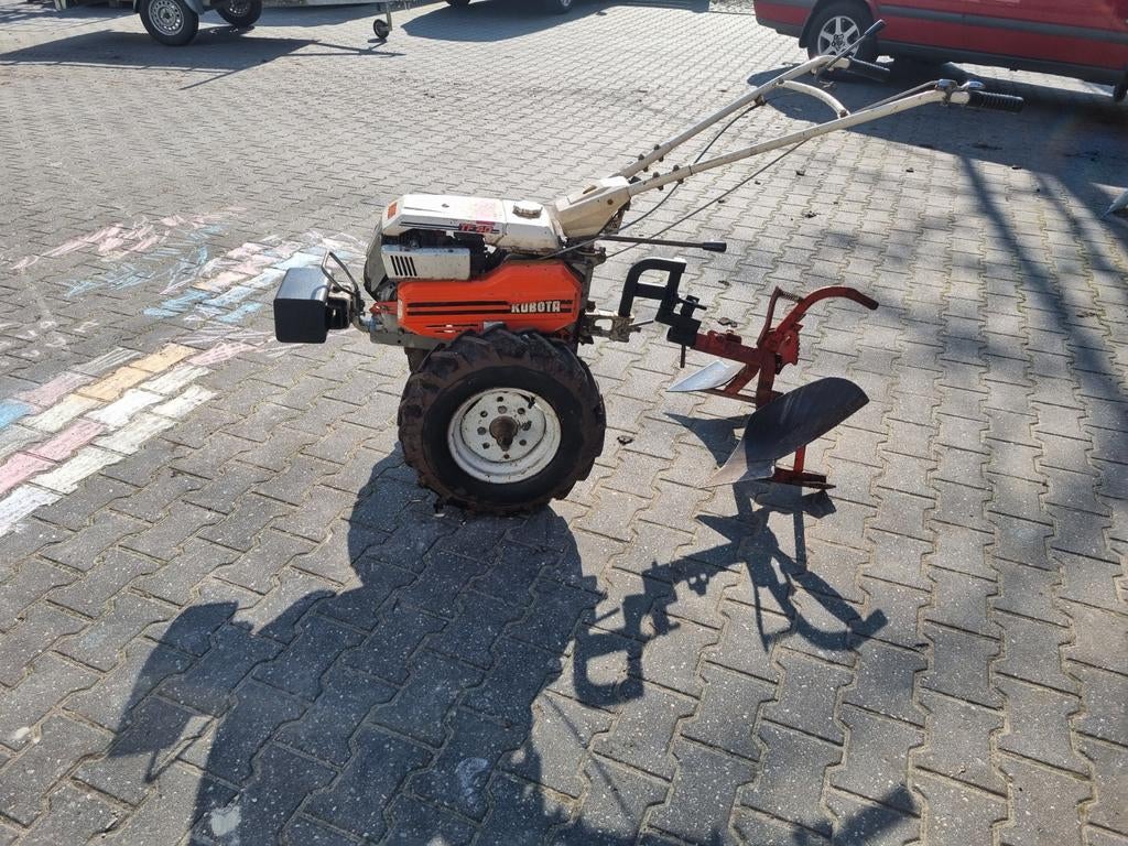 Kubota 2-wielige trekker met wentelploeg en nieuwe banden, Tuin en Terras, Ophalen