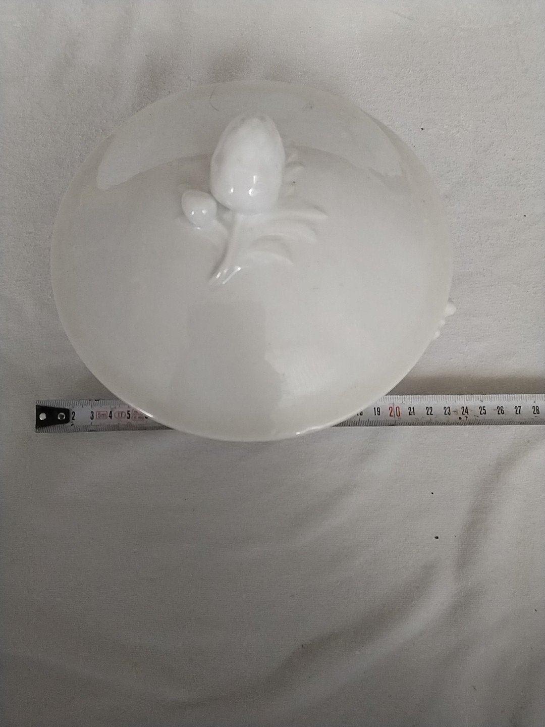 Witte porseleinen bonbonnière met bloemdecoratie, Ophalen of Verzenden
