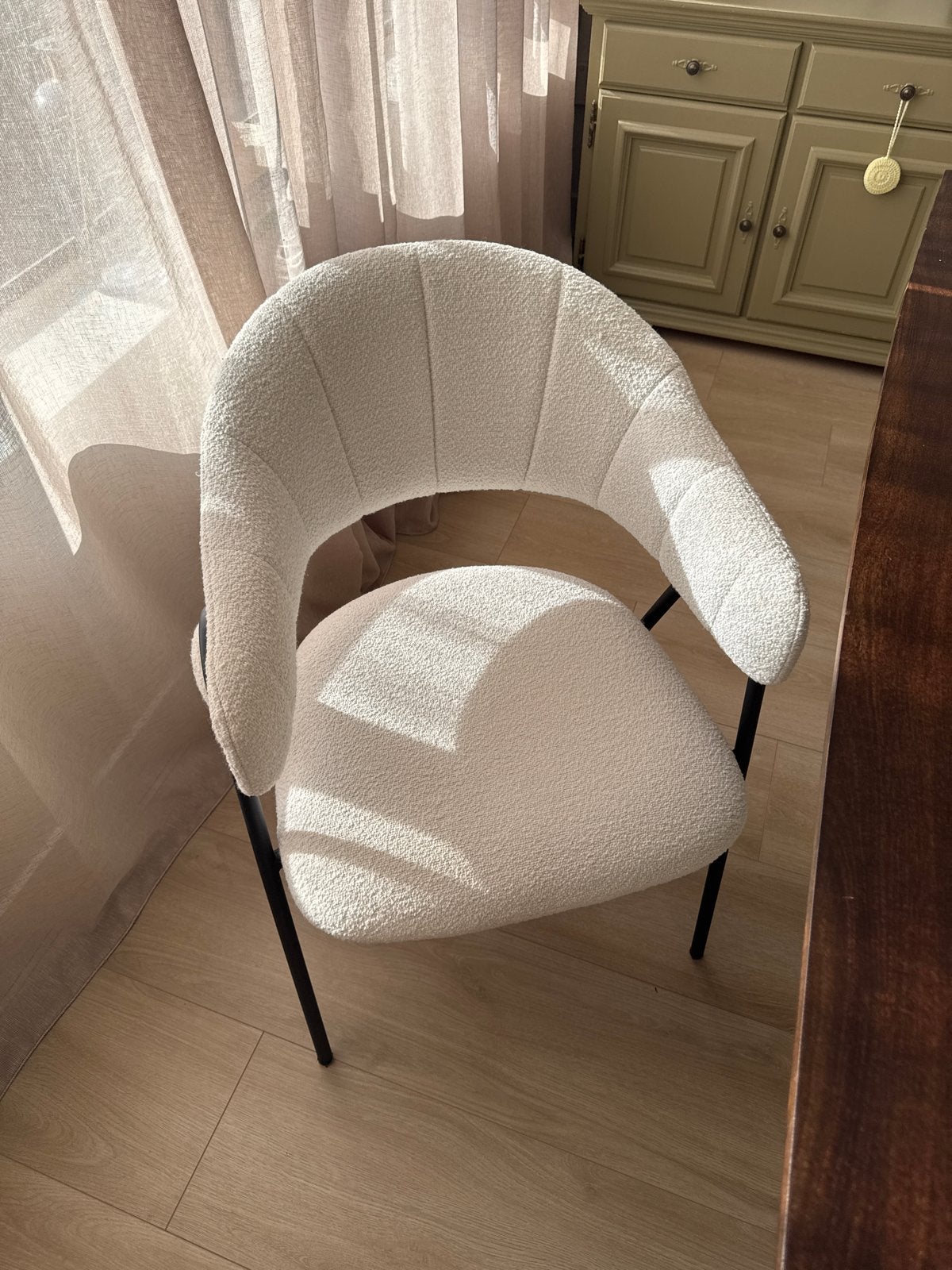 Bouclé stoel met armleuning - Crème/Wit, Huis en Inrichting, Ophalen, Wit, Zo goed als nieuw, Eén
