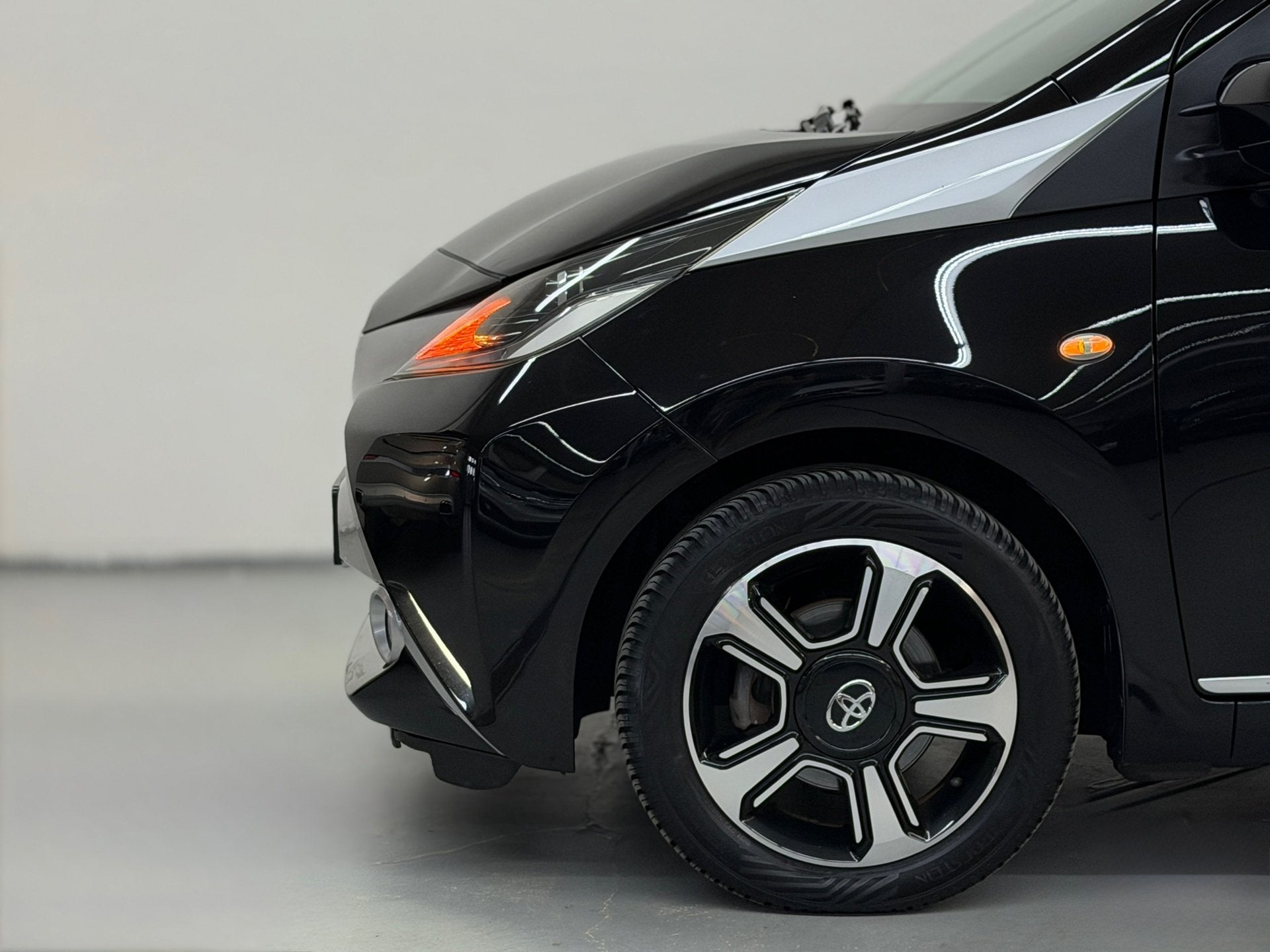 Toyota Aygo 1.0 VVT-i x-wave Automaat Camera Airco Lederstoe, Euro 5, Gebruikt, 4 stoelen, Zwart