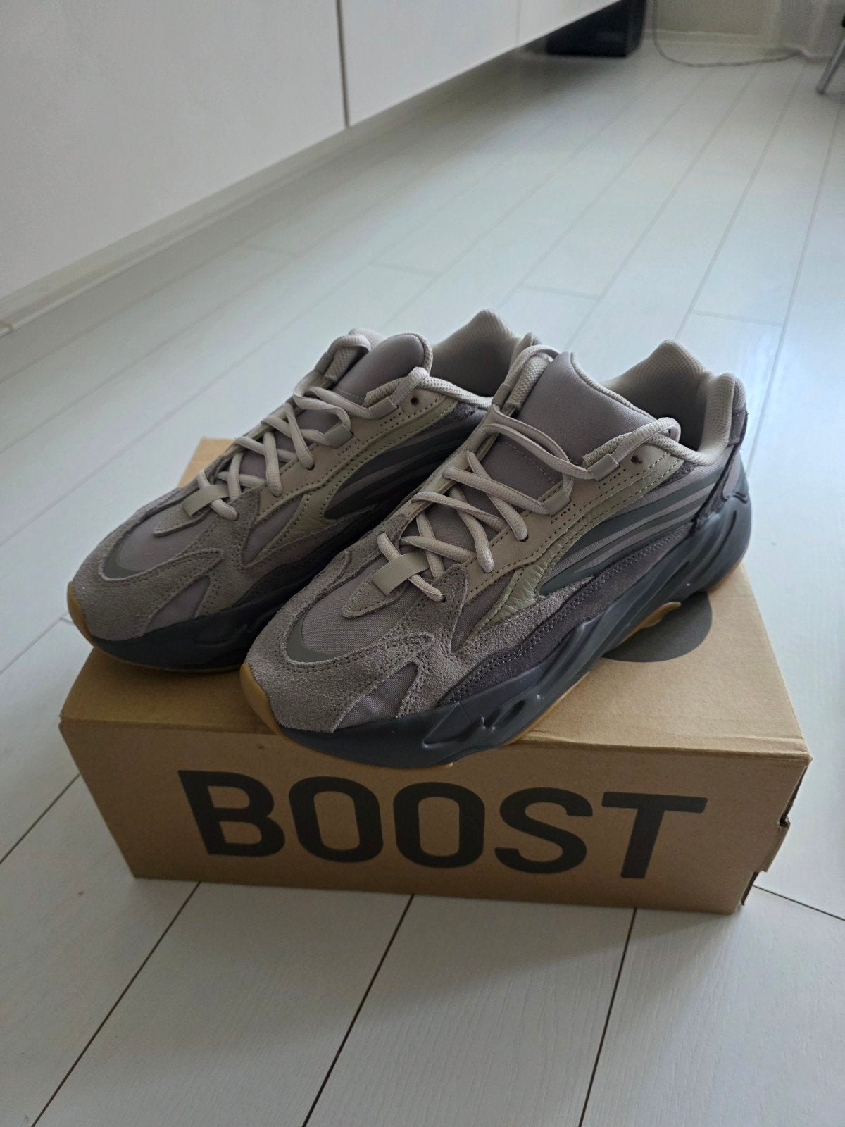 Adidas Yeezy Boost 700 V2 Tephra - Maat 43 1/3, Kleding | Heren, Overige kleuren, Ophalen of Verzenden, Adidas Yeezy, Sneakers of Gympen