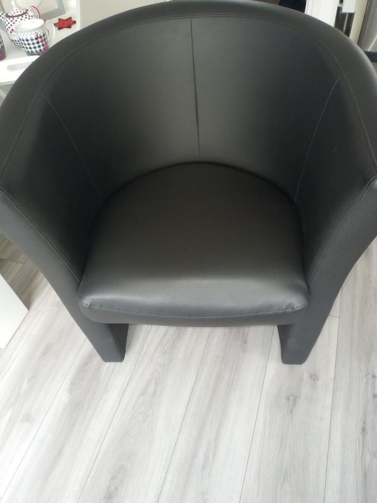 Twee nette  zwarte stoeltjes, Huis en Inrichting, Ophalen of Verzenden, Zo goed als nieuw, Minder dan 75 cm, 50 tot 75 cm