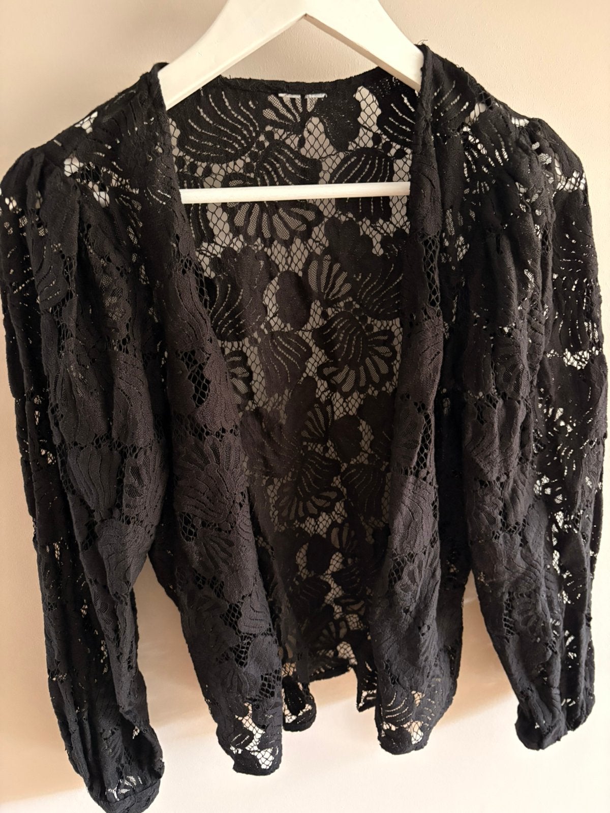Kanten vestje, Kleding | Dames, Truien en Vesten, Ophalen of Verzenden, Zo goed als nieuw, Maat 38/40 (M), Zwart