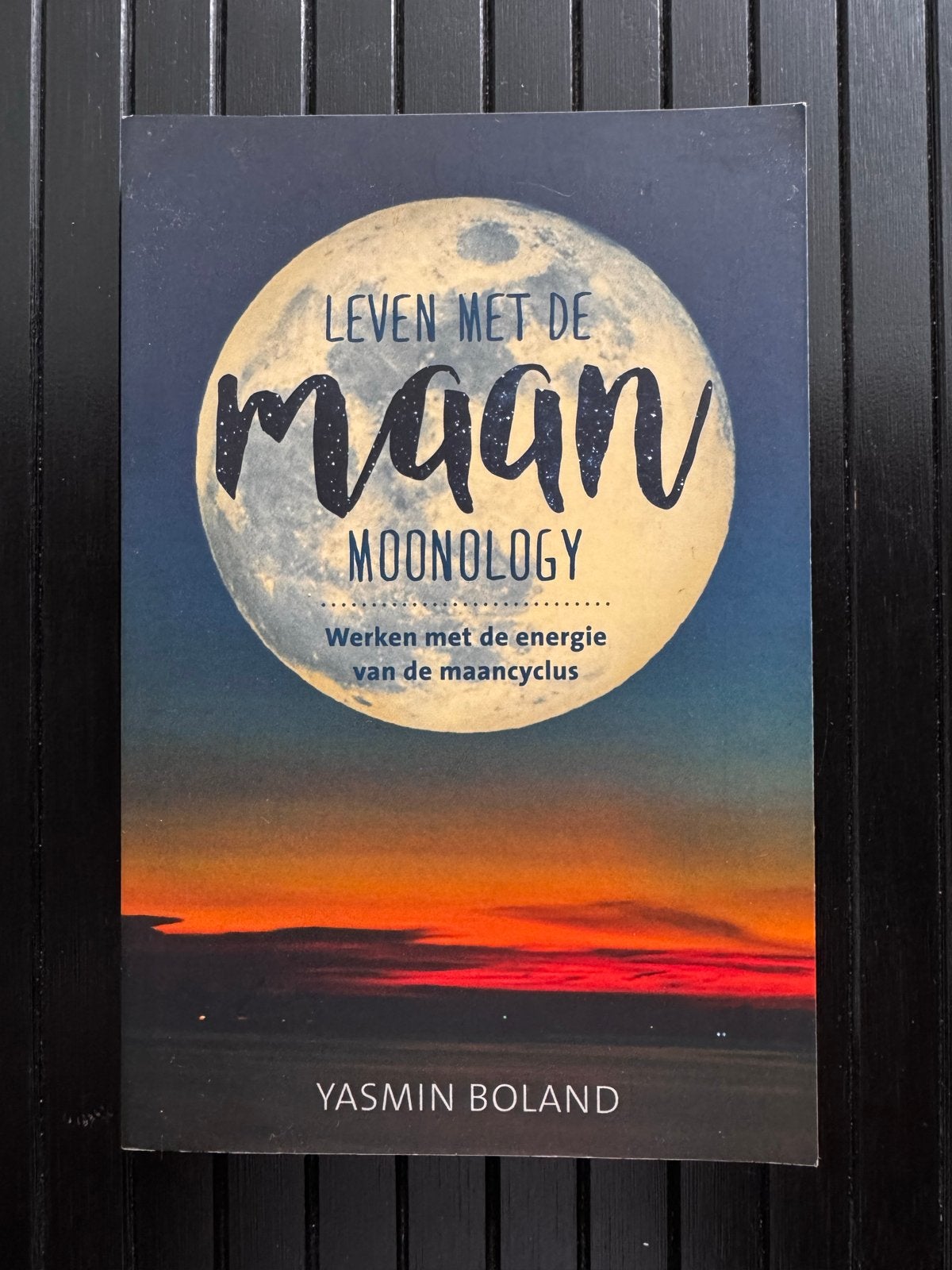 Leven met de Maan: Moonology - Yasmin Boland, Ophalen of Verzenden, Zo goed als nieuw, Astrologie, Achtergrond en Informatie