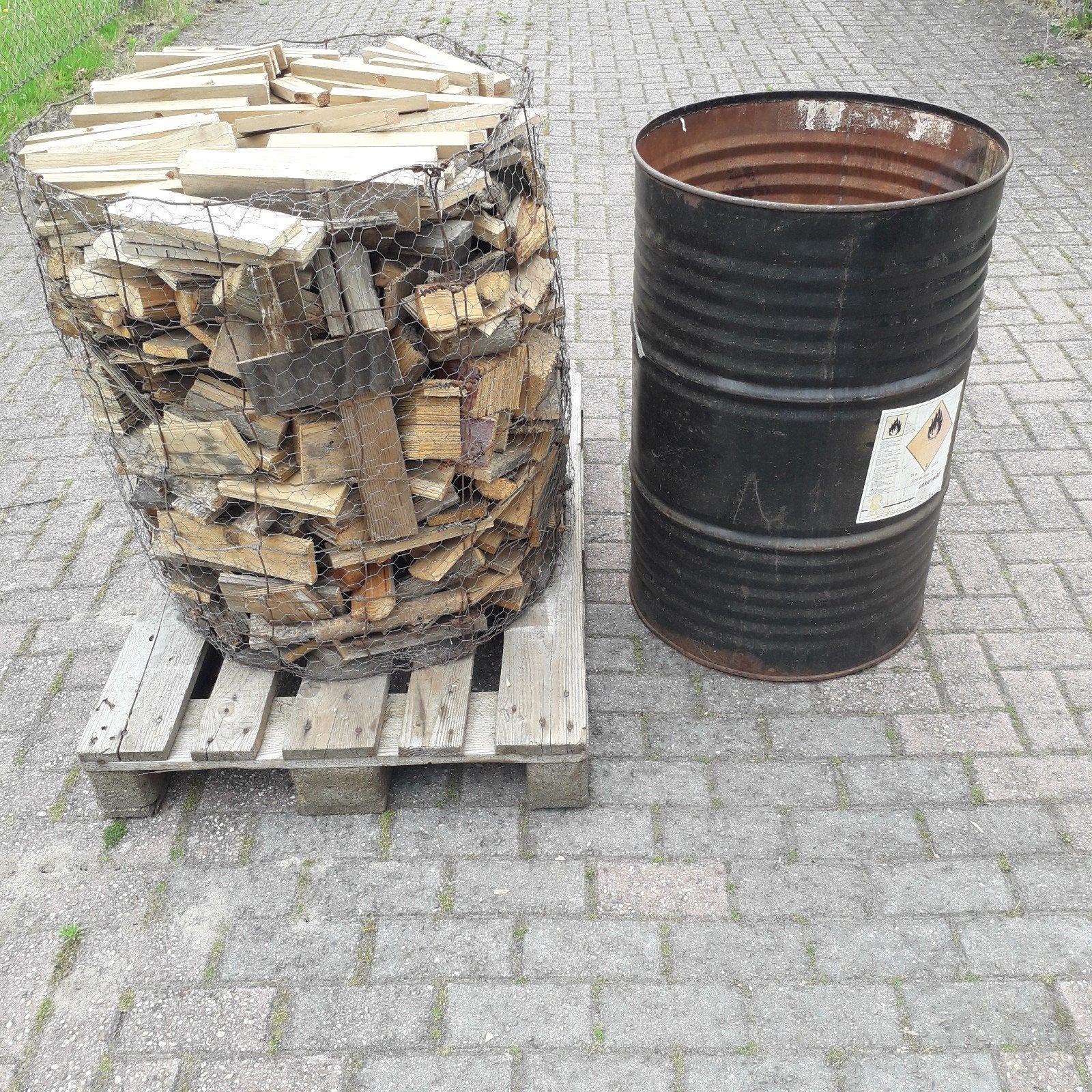 Brandton 200 liter met  brandhout, Ophalen