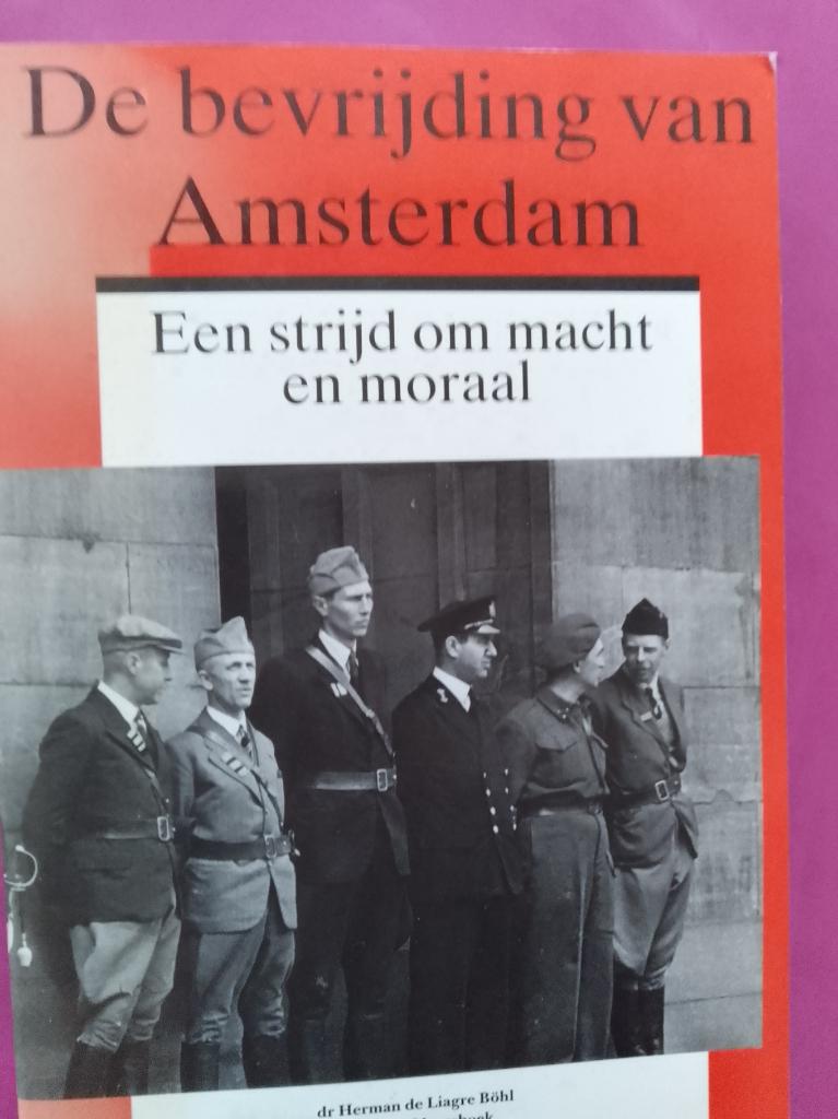 De bevrijding van Amsterdam, Ophalen of Verzenden, Zo goed als nieuw, Nederland