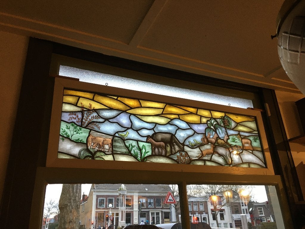 Mooi geschilderd glas in lood, Ophalen