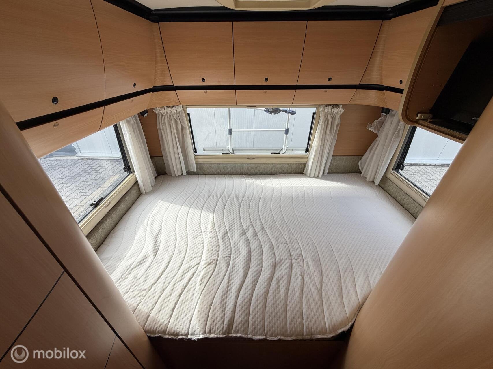 Laika Kreos 3010 | Fiat 128 pk Zonnepaneel MAXXFAN Dwarsbed, Caravans en Kamperen, Campers, Luifel, 6 tot 7 meter, Bedrijf, Afzuigkap
