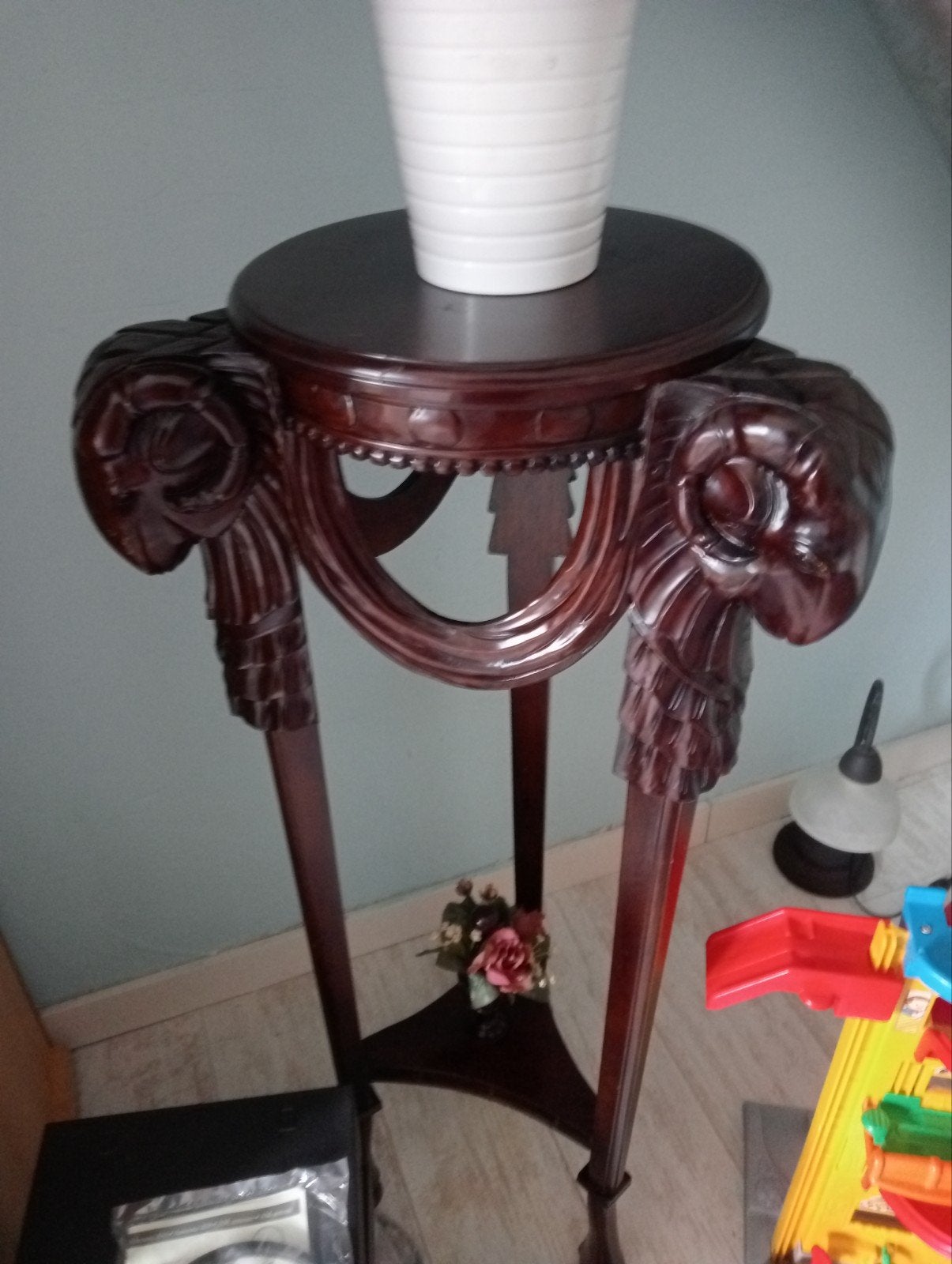 Unieke plantentafel met ramshoofden, Ophalen