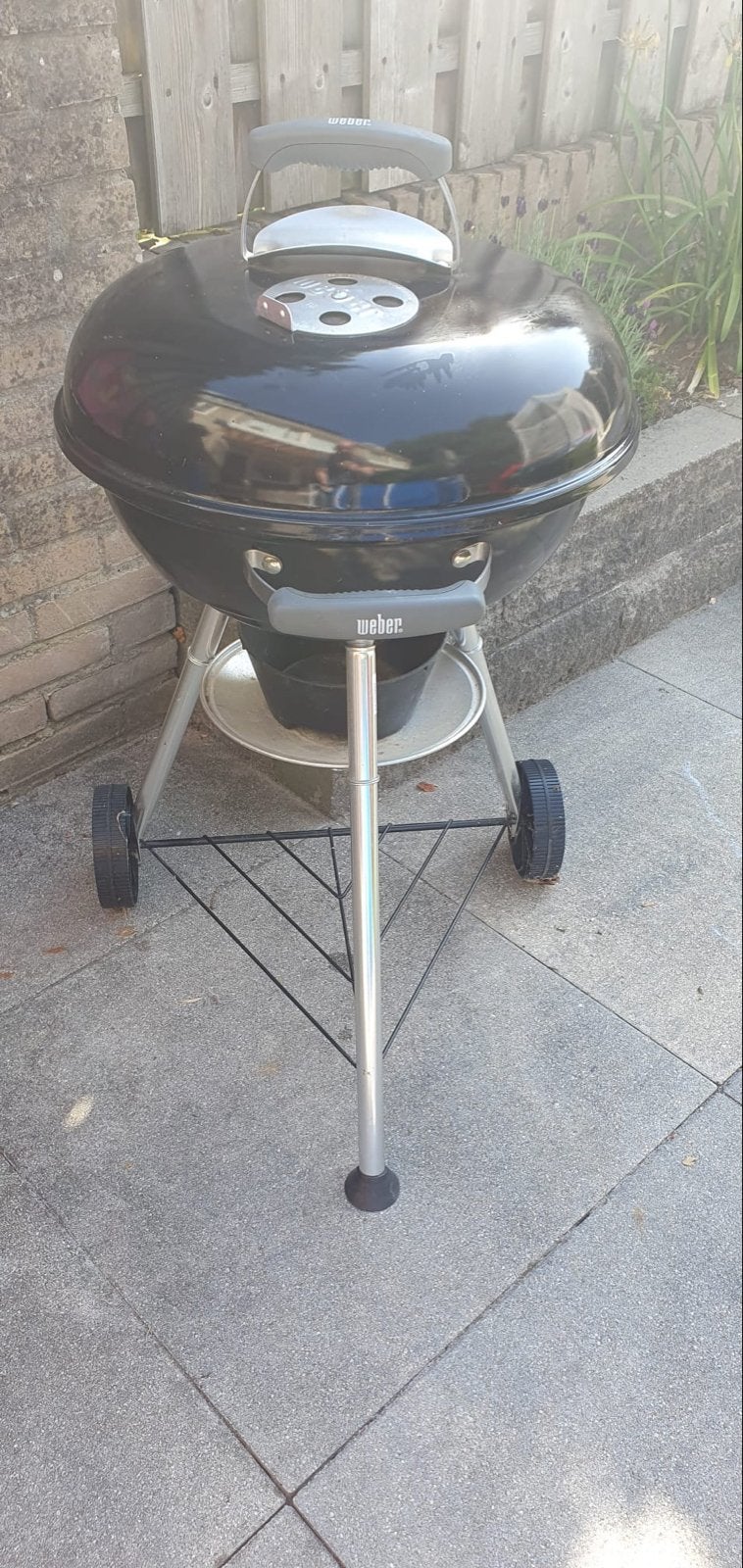 Weber Compact Kettle Houtskool BBQ Zwart Ø 47 cm, Tuin en Terras, Houtskoolbarbecues, Ophalen, Zo goed als nieuw