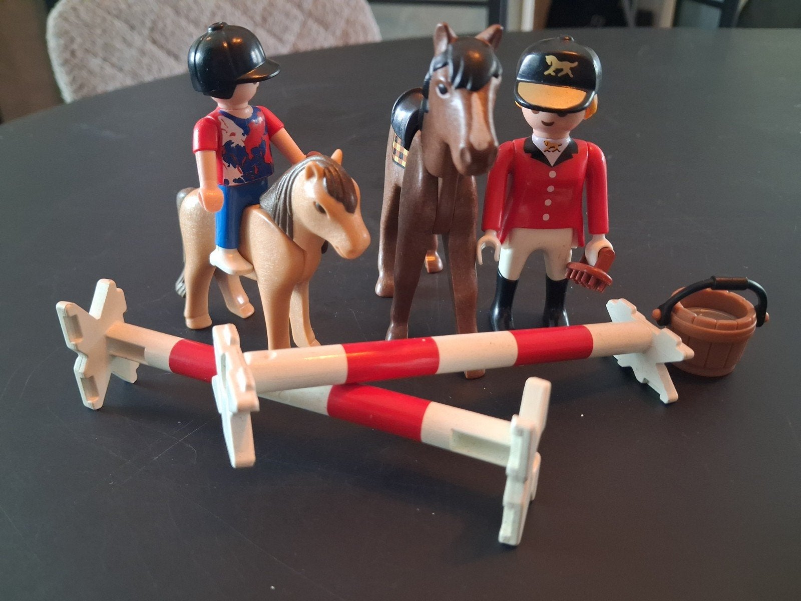 Playmobil paardrijset met 2 figuren en hindernis, Ophalen of Verzenden, Gebruikt