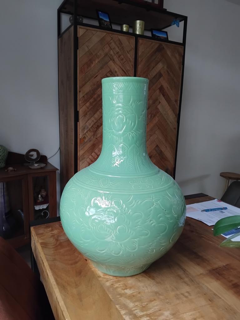 Prachtige XXXL Groene Vaas met Bloemmotief - 49cm Hoog, Ophalen, Aardewerk of Porselein, Nieuw, Minder dan 50 cm