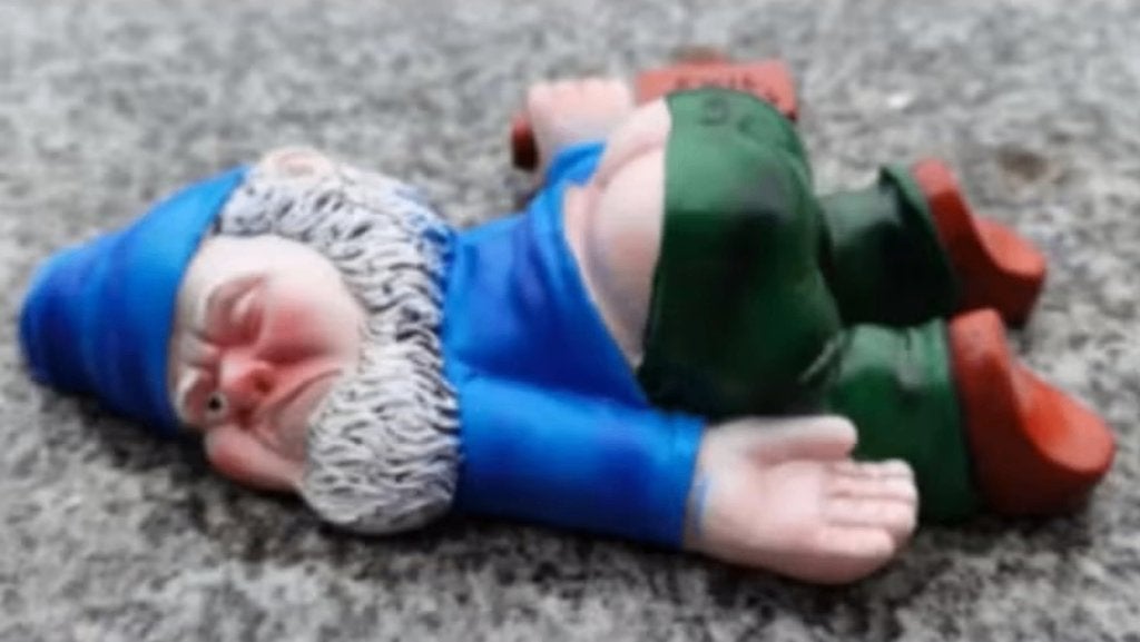 Prachtig tuinbeeldje Dronken Tuinkabouter blauw (15cm), Ophalen of Verzenden, Nieuw, Overige materialen