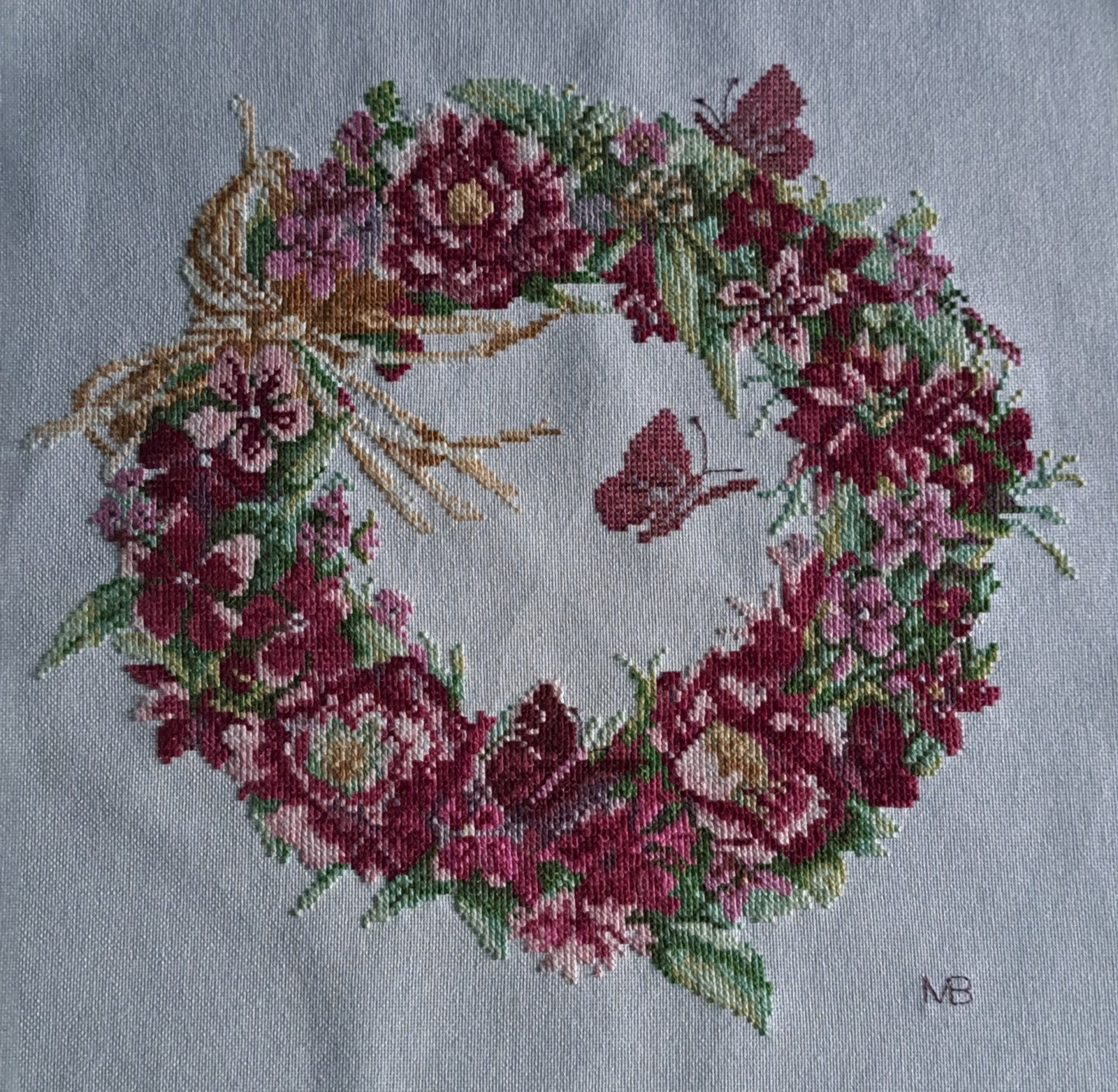 Borduurwerk bloemenkrans met vlinders. 40x40cm, Ophalen of Verzenden, Nieuw, Handborduren, Overige typen