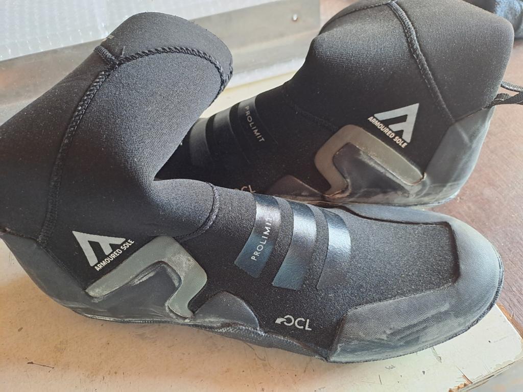 Prolimit Predator 5.5mm Neopreen Surfschoenen Maat 43-44, Prolimit, Zeil- of Surfschoenen, Ophalen of Verzenden, Zo goed als nieuw