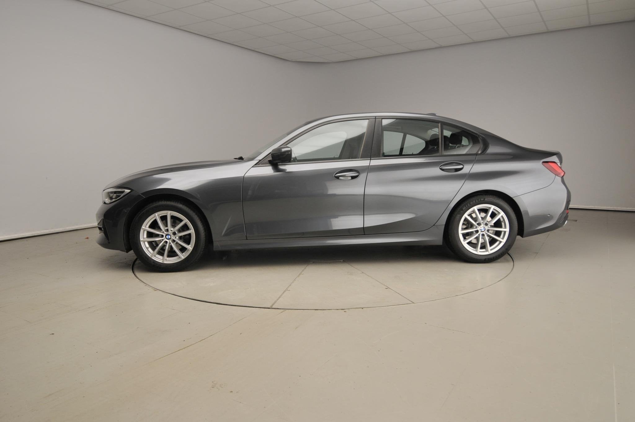 BMW 3 Serie Sedan 318i | Handbak ! | LED | Navigatie | Trekh, Auto's, BMW, Automaat, Gebruikt, Euro 6, 1445 kg