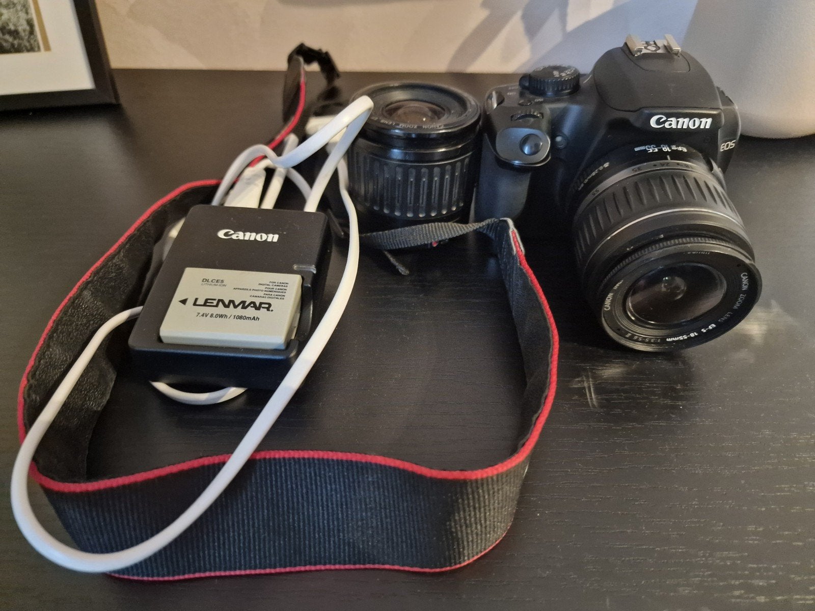 Canon EOS 1000d spiegelreflexcamera met 2 lenzen en oplader, Ingebouwde flitser, Gebruikt, Spiegelreflex, Canon