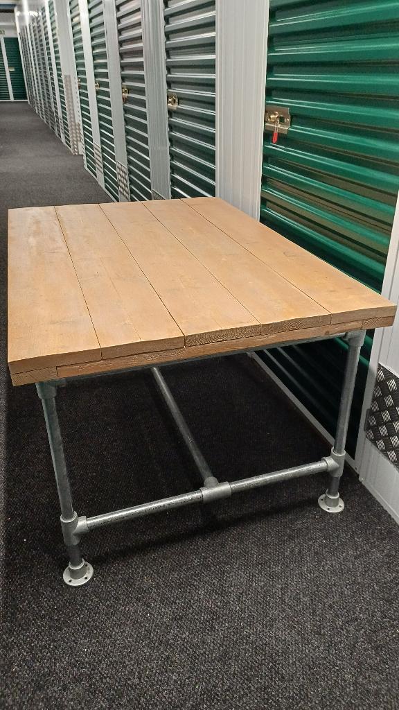 Handgemaakte eettafel met steigerbuizen, 100 tot 150 cm, Zo goed als nieuw, 150 tot 200 cm, Vier personen