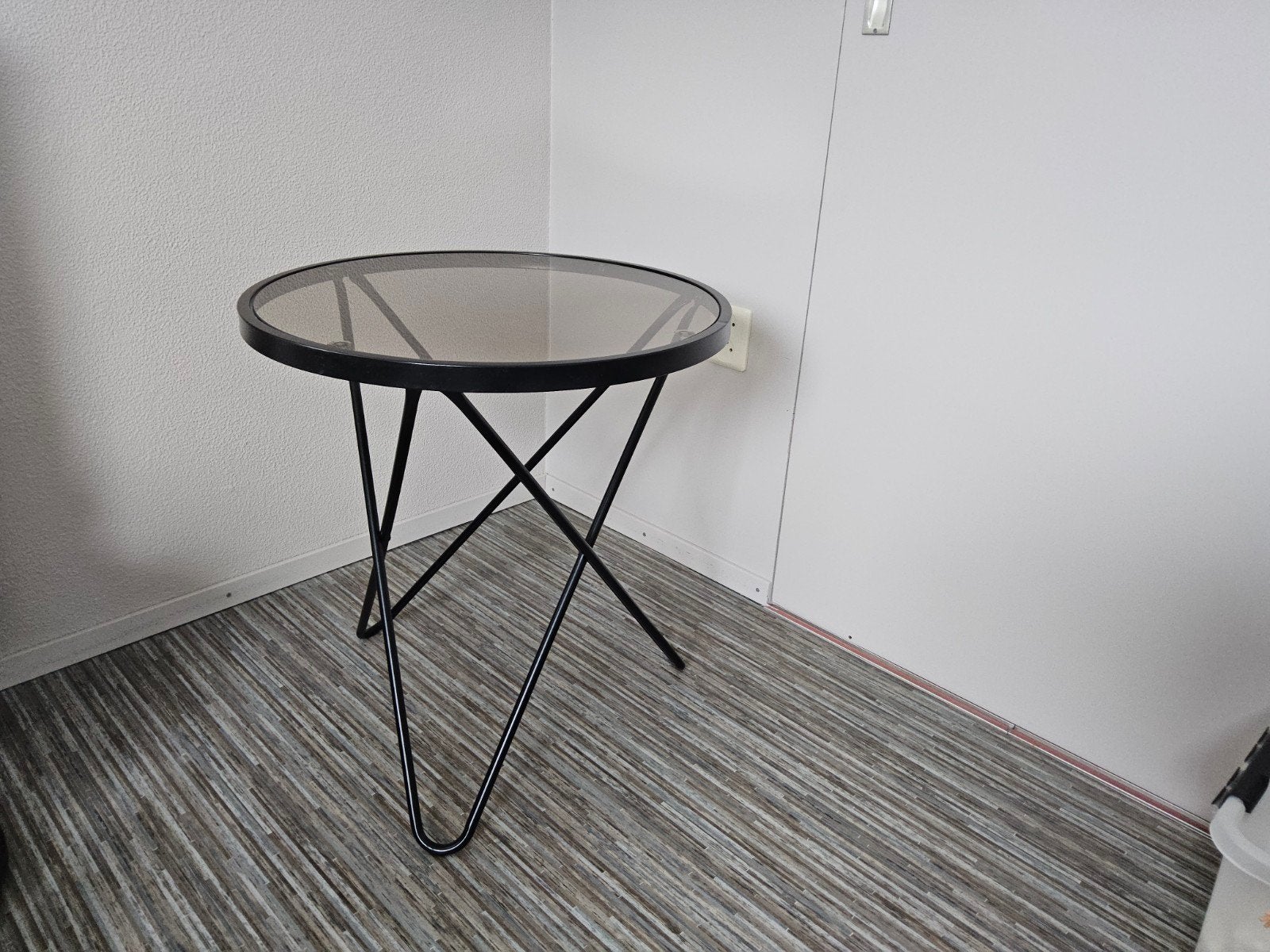rond tafeltje met zwart metalen onderstel, Ophalen, Zo goed als nieuw