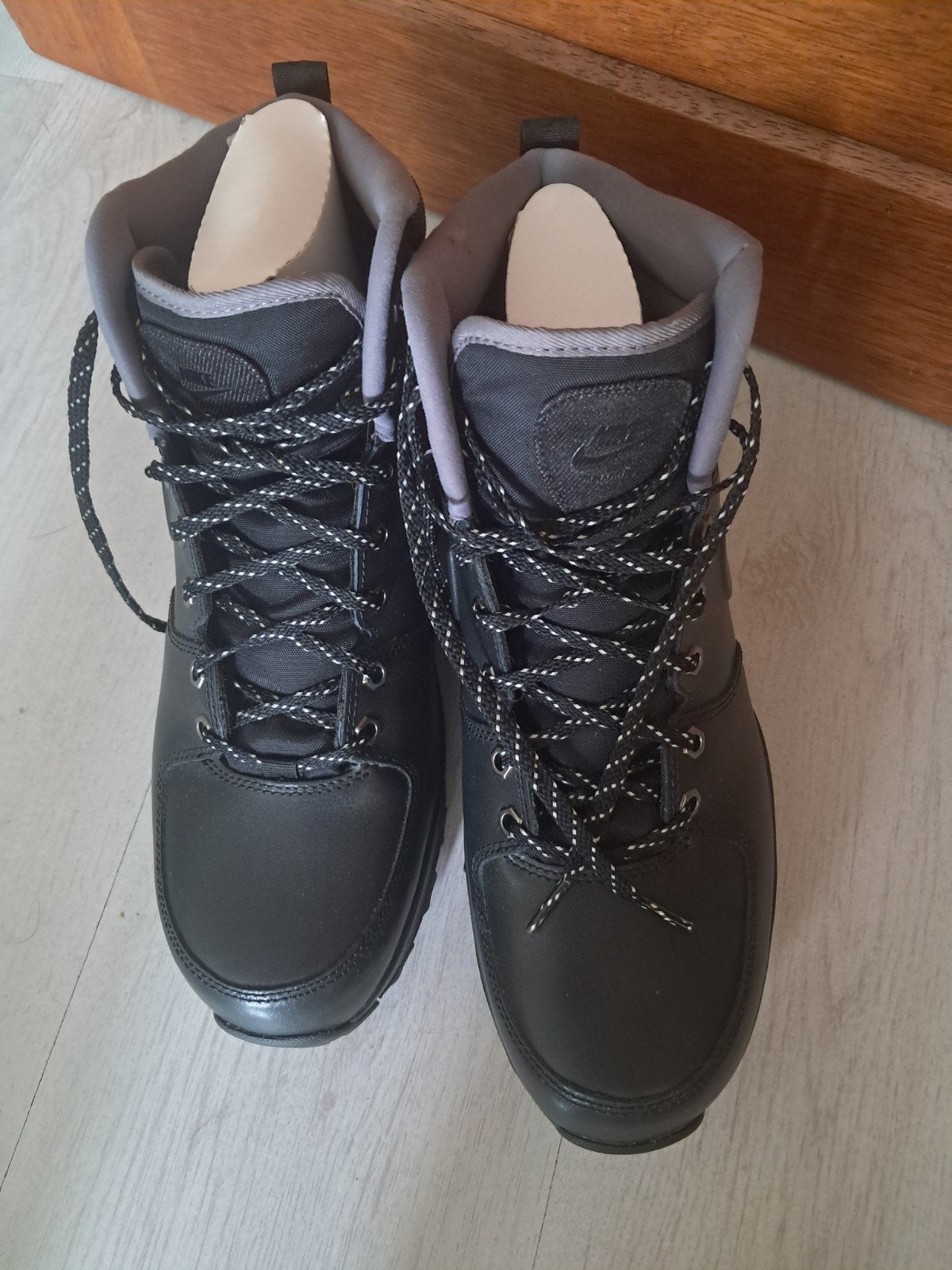 NIEUW! Nike Manoa Leather SE Boots/Sneakers – Maat 46 –, Ophalen, Zwart, Boots, Nike
