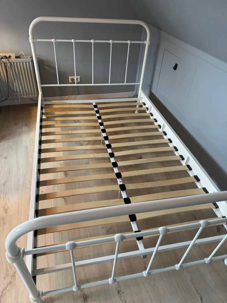 Wit metalen ledikant 120x200 cm met lattenbodem, Ophalen, Gebruikt, Wit, Twijfelaar