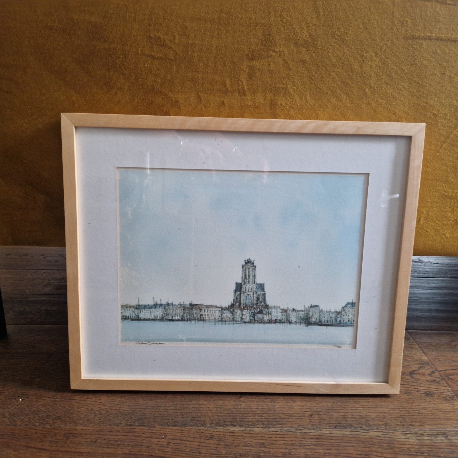 Onze lieve vrouwen kerk Dordrecht, Antiek en Kunst, Kunst | Etsen en Gravures, Stadsgezicht, 43 cm, 52 cm, Ingelijst