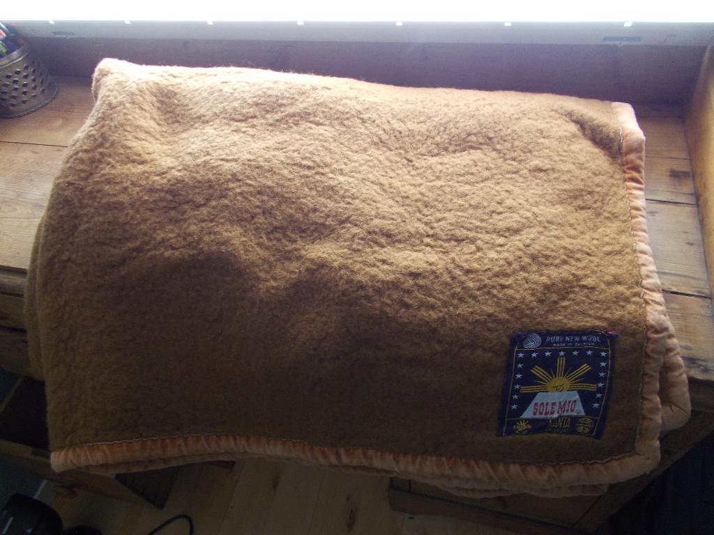 Bruine 1 persoons pure new wool/wollen deken made in Belgium, Verzenden, Zo goed als nieuw