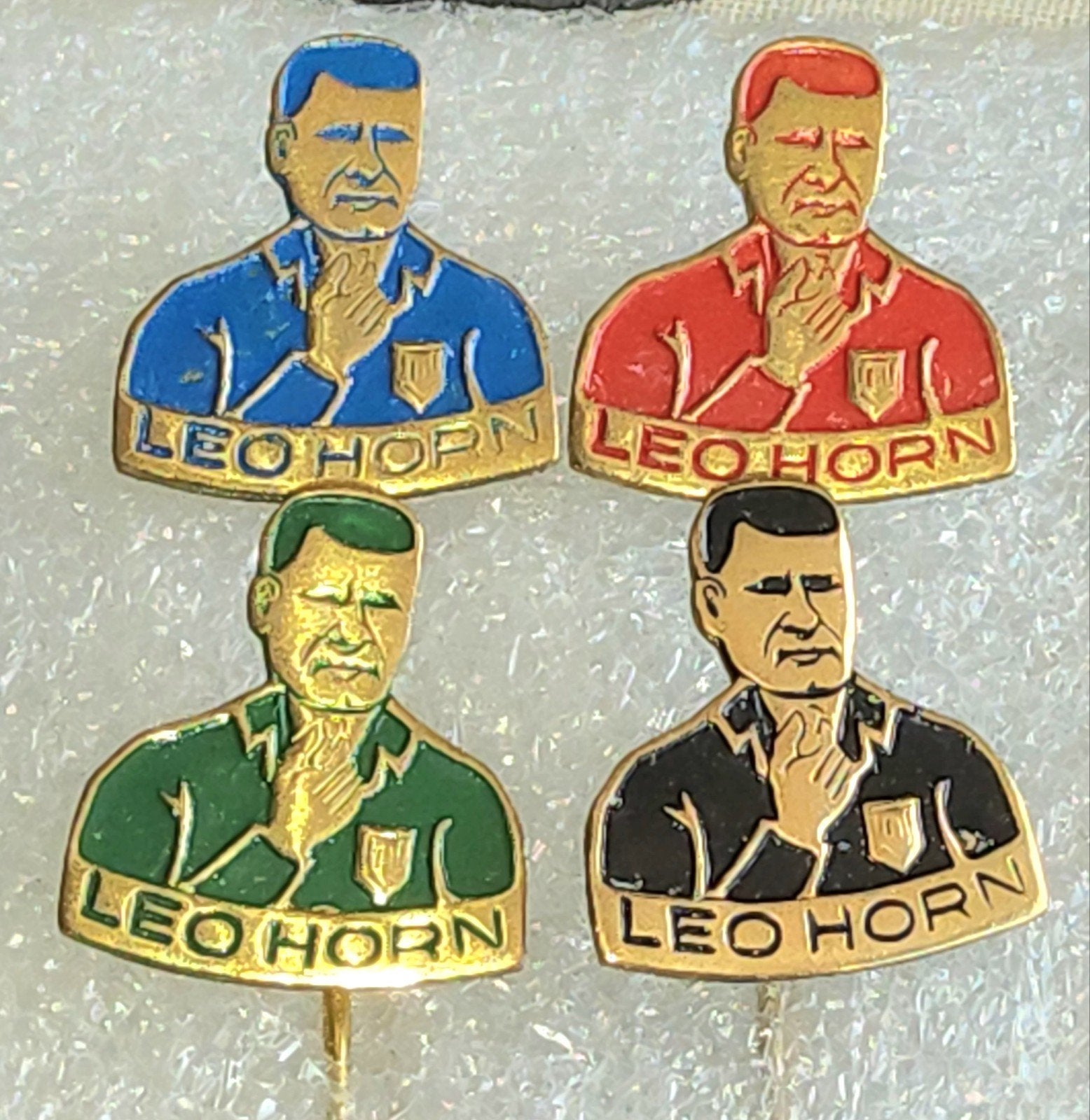 Set van 4 Leo Horn scheidsrechter speldjes, Ophalen of Verzenden, Gebruikt, Sport, Speldje of Pin