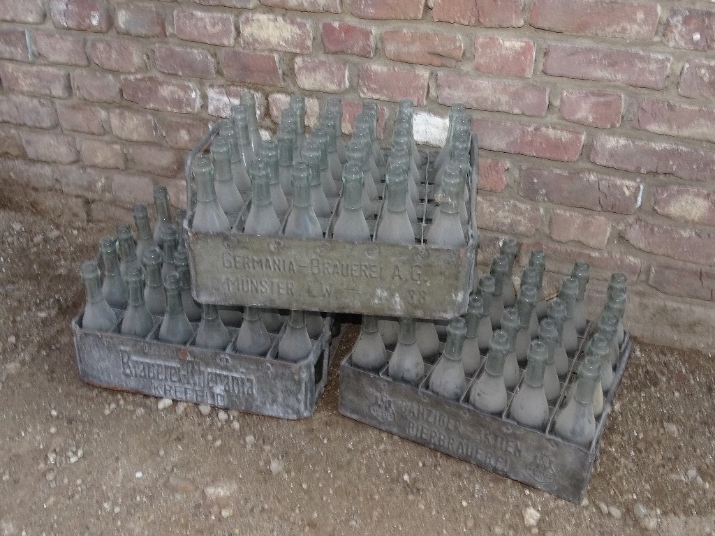3 maal oude verzinkte bierkrat met flessen, Ophalen
