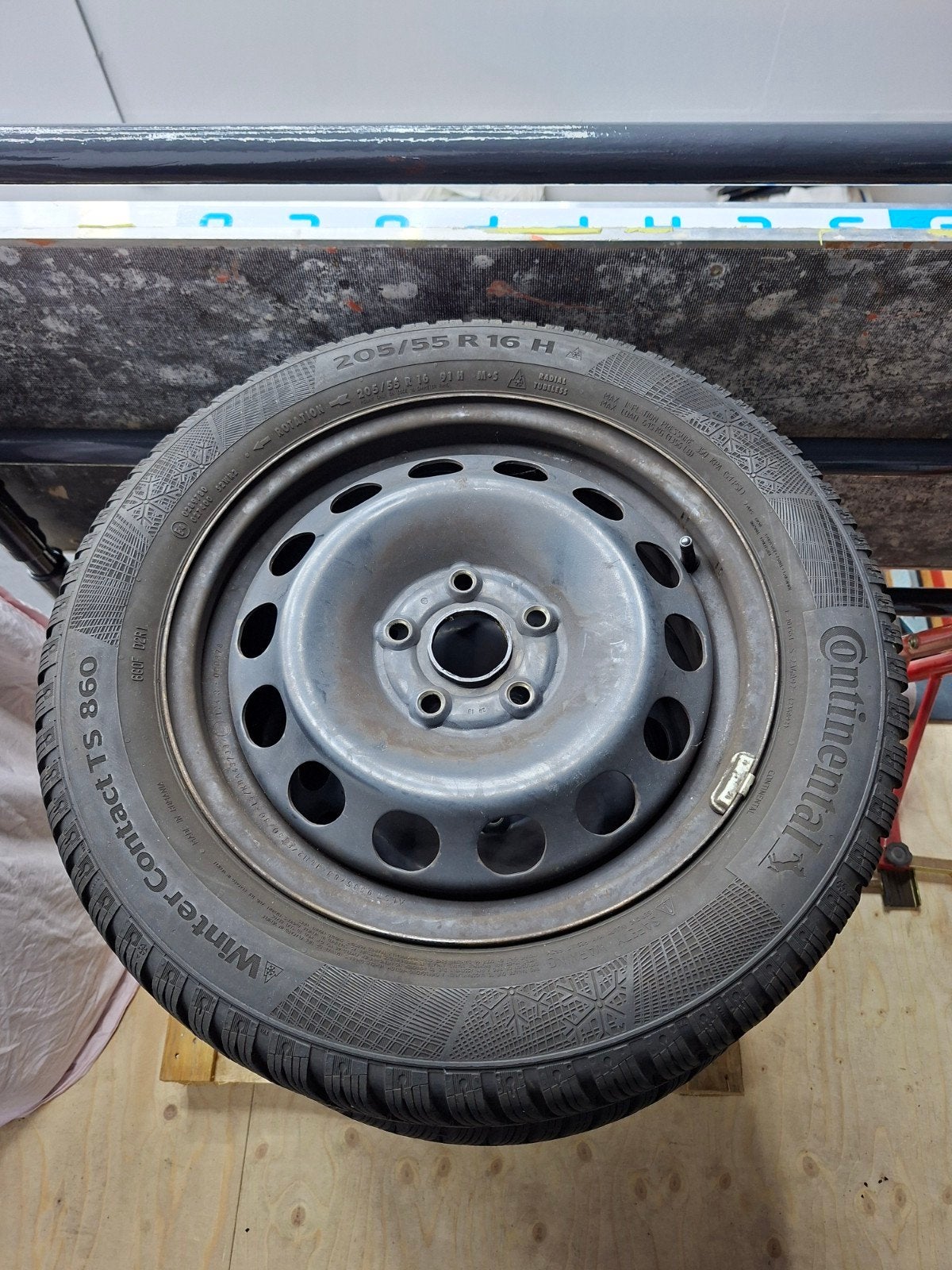 VW 16 inch stalen velgen met Continental winterbanden, Auto-onderdelen, Banden en Velgen, Ophalen, 16 inch, Banden en Velgen, 205 mm