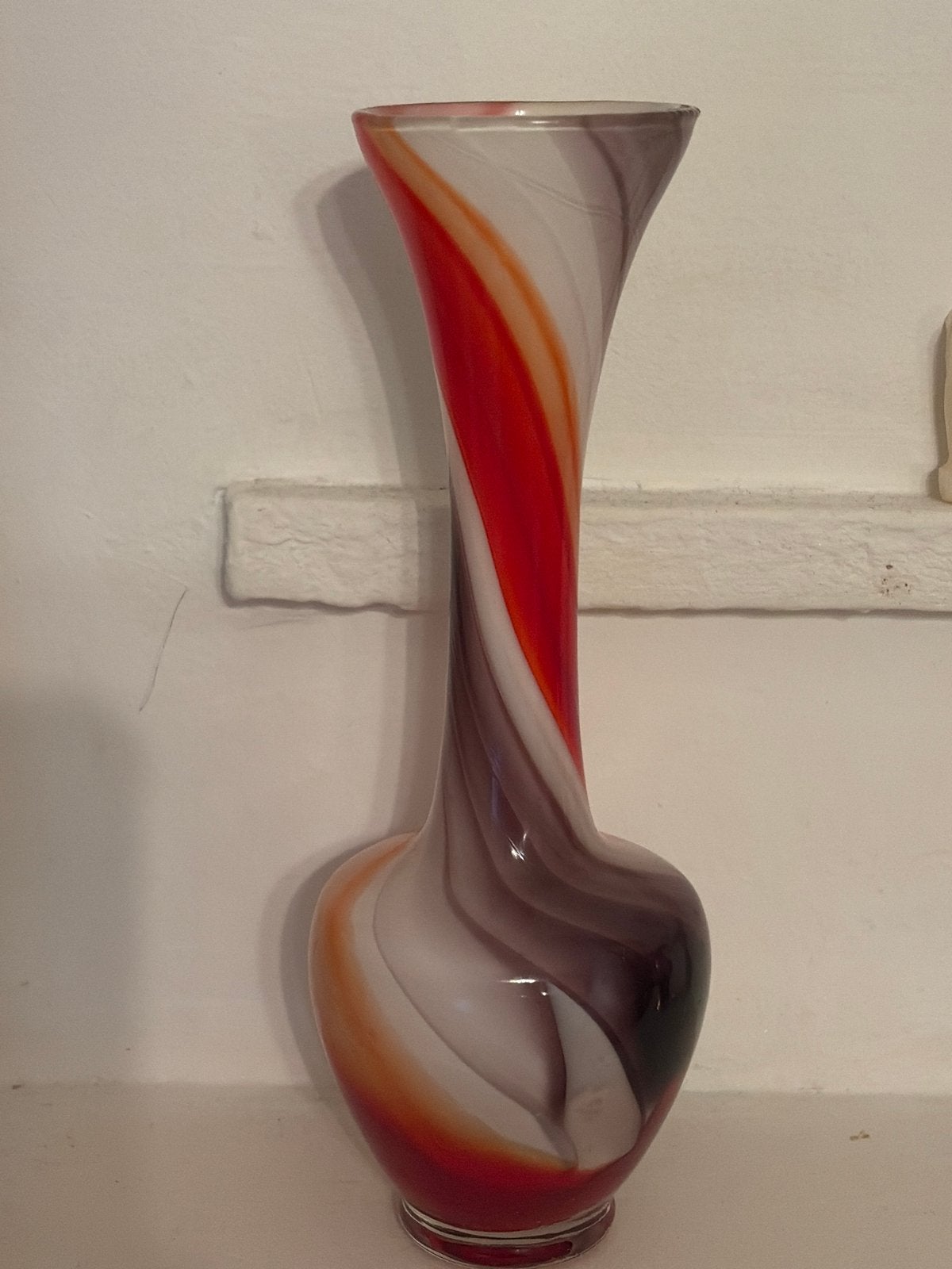 Glazen vaas, spiraal design, rood/wit/bruin, 21cm, Ophalen of Verzenden