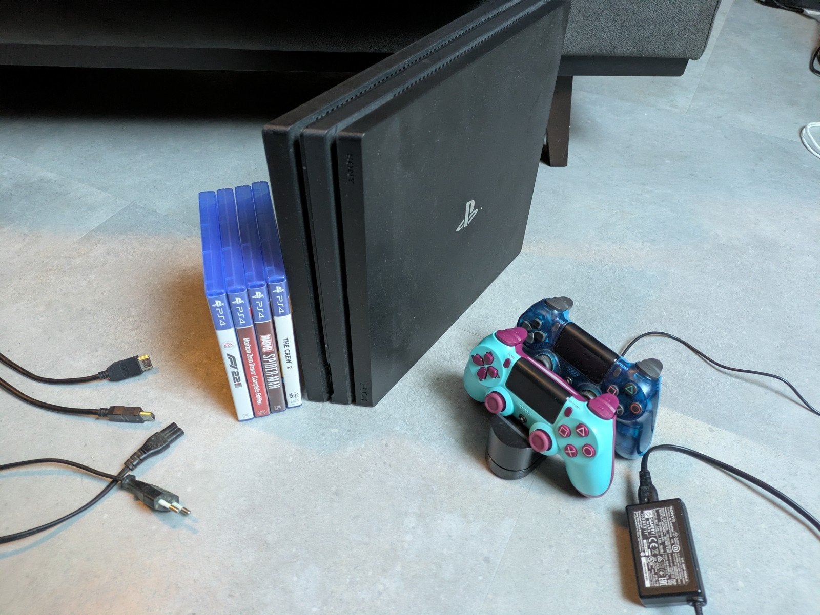 PS4 Pro (1TB) met Spider-Man, Horizon, F1, The Crew 2, 1 speler, Ophalen of Verzenden, Zo goed als nieuw, Vanaf 12 jaar