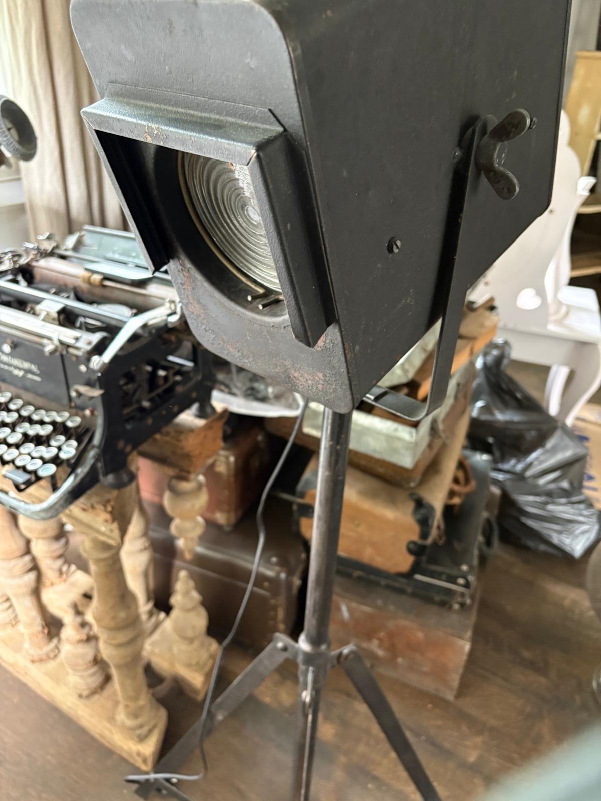 Vintage theaterlamp op statief - Industriële spotlight, Antiek en Kunst, Ophalen
