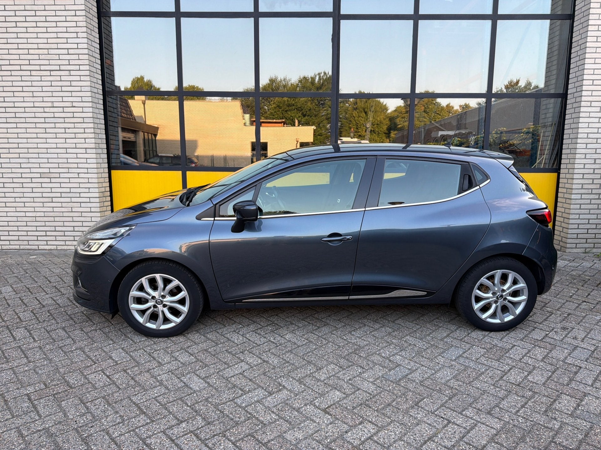 Renault Clio 120PK 4 Cilinder Full Led, Camera, Stoelverwarm, Gebruikt, Leder en Stof, 49 €/maand, Origineel Nederlands